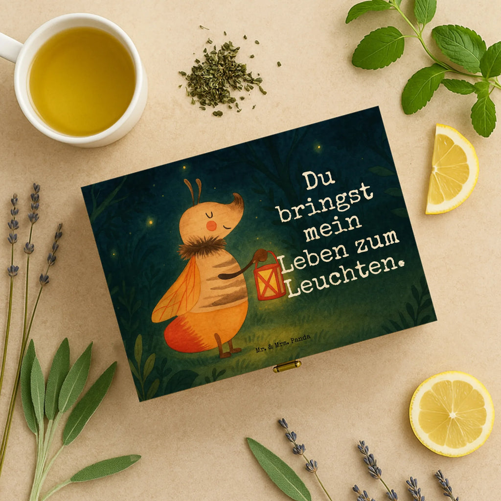 tee organizer Glühwürmchen Design aufbewahrungsbox für teebeutel, teebeutel organizer, teeaufbewahrung, teebeutel aufbewahrungsbox, holzteekiste, holzteebox, teebeutel aufbewahrung, teebox, box für teebeutel, tee sortierbox, tee organizer, box für tee, tee organizer box, aufbewahrungsbox tee, teekasten, aufbewahrung tee, tee kiste, teekiste, vorratsbox tee, teebehälter, teebeutelbox, teebox für teebeutel, teedose, tee beutel halter, teebeutel behälter, teeaufbewahrungsbox, lustige Sprüche, Tiere, Tiermotive, Gute Laune, magisch, Leuchten, Lieblingsmensch, Glühwürmchen, Liebesspruch, Jahrestag, Glühwurm, Liebe, Liebesbeweis, Verlobung, Heiratsantrag, Falter