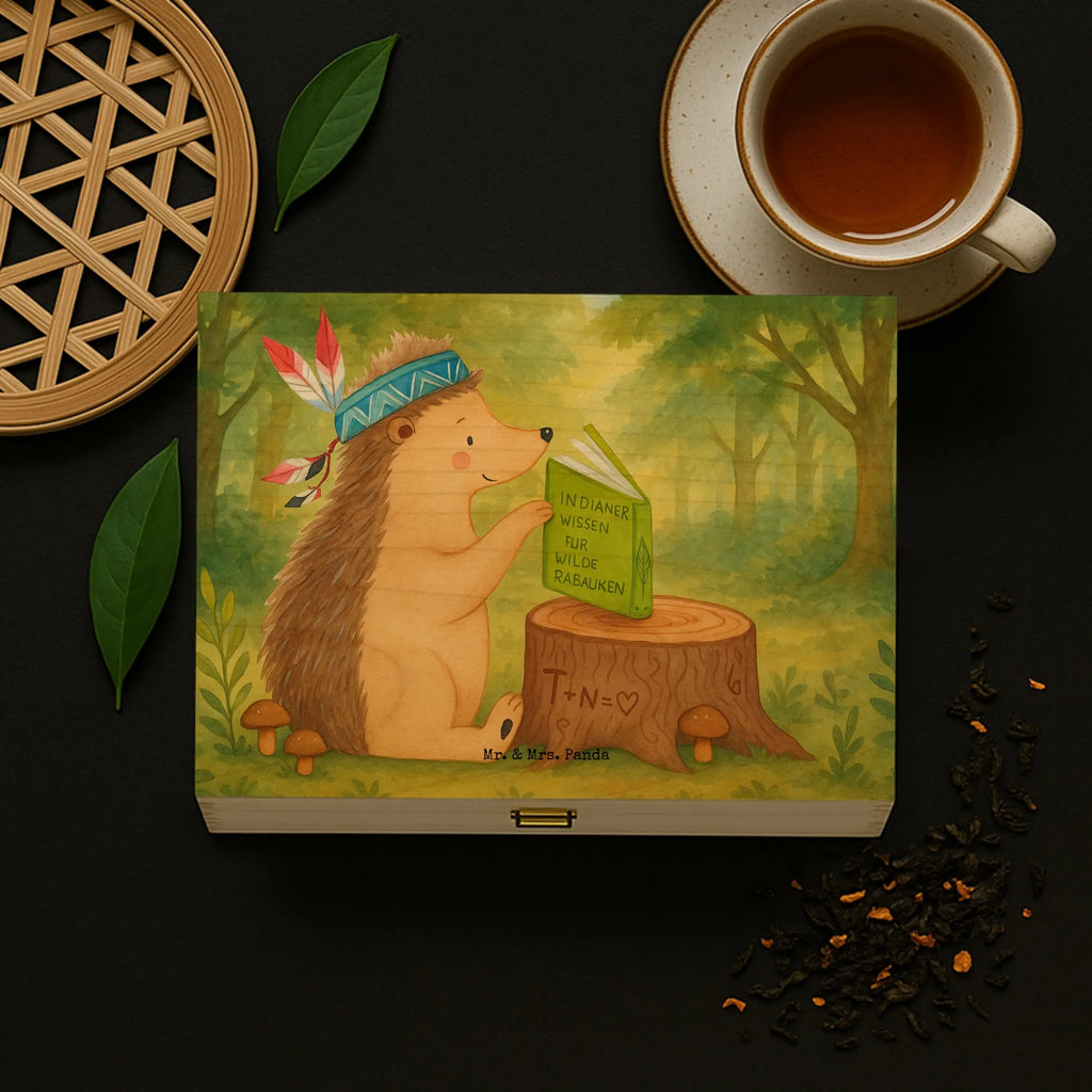 teekasten Igel Federschmuck Design teebox, tee organizer, holzteekiste, teebox für teebeutel, tee beutel halter, teekiste, vorratsbox tee, teeaufbewahrungsbox, teebeutel aufbewahrungsbox, aufbewahrungsbox für teebeutel, teebeutel aufbewahrung, teekasten, tee organizer box, teebehälter, teebeutelbox, tee kiste, teebeutel behälter, box für tee, teeaufbewahrung, teedose, aufbewahrungsbox tee, holzteebox, teebeutel organizer, aufbewahrung tee, box für teebeutel, tee sortierbox, Tiere, Waldtiere, Camping, Abenteuer, Lagerfeuer, Igel, Indianer