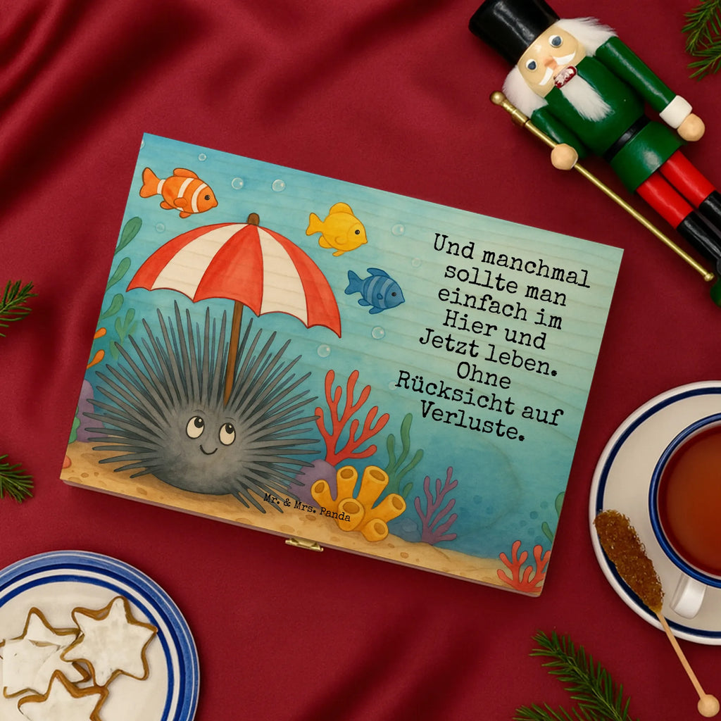 teebox Seeigel Design holzteekiste, teebox, teekasten, teebeutel aufbewahrung, aufbewahrungsbox für teebeutel, teebehälter, tee kiste, teeaufbewahrungsbox, tee beutel halter, teebeutel organizer, holzteebox, box für teebeutel, teebeutelbox, vorratsbox tee, box für tee, tee organizer, tee organizer box, aufbewahrung tee, teebox für teebeutel, teebeutel aufbewahrungsbox, teebeutel behälter, teekiste, aufbewahrungsbox tee, tee sortierbox, teeaufbewahrung, teedose, Meer, Urlaub, Meerestiere, Achtsamkeit, Selbstakzeptanz, Selbstliebe, Leben, Seeigel, Lebe, Hier und Jetzt