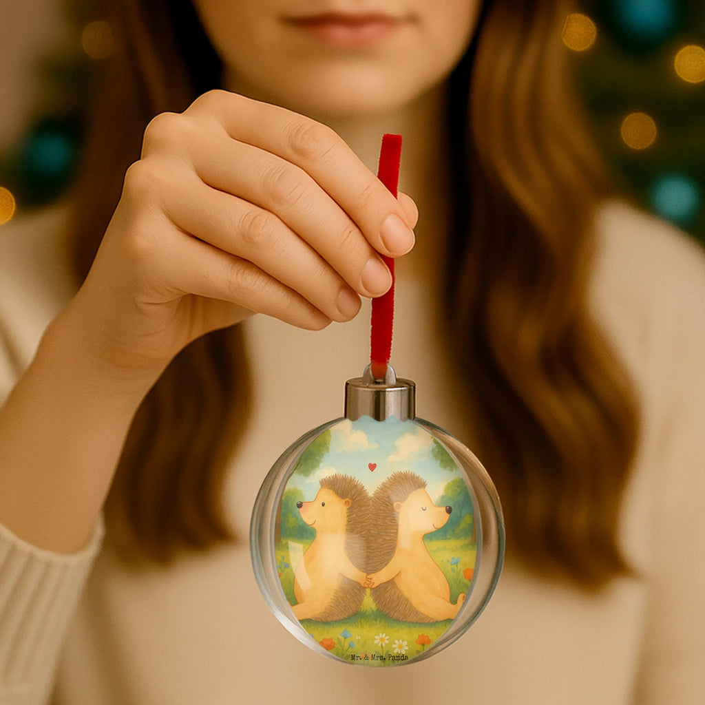 Weihnachtskugel Igel händchenhaltend Design christbaumkugel, christbaum anhänger, weihnachtskugeln deko, baumanhänger, weihnachtsanhänger, weihnachtskugel transparent, weihnachtsdeko kugeln, baumkugeln, weihnachtsbaumkugeln, hängekugel, weihnachtskugel deko, Dekokugel, deko kugel, weihnachtsbaum anhänger, plastik weihnachtskugel, kunststoff weihnachtskugel, weihnachtskugeln, kugel weihnachten, Weihnachtskugel, weihnachtsbaumkugel, baumkugel, dekohänger, dekokugeln, christbaumkugeln, transparente weihnachtskugel, kunststoffkugel, baum anhänger, Freundin, Freund, Liebe, Liebesgeschenk, Jahrestag, Verlobung, Partner, Ehemann, Ehefrau, Heiraten, Heiratsantrag, Hocheitstag, Liebesbeweis, Große Liebe, Lieblingsmensch, Hochzeit, Geschenk für Zwei, Liebesbotschaft, Igel, Igelliebe, Love, Hand in Hand, Gemeinsamkeit