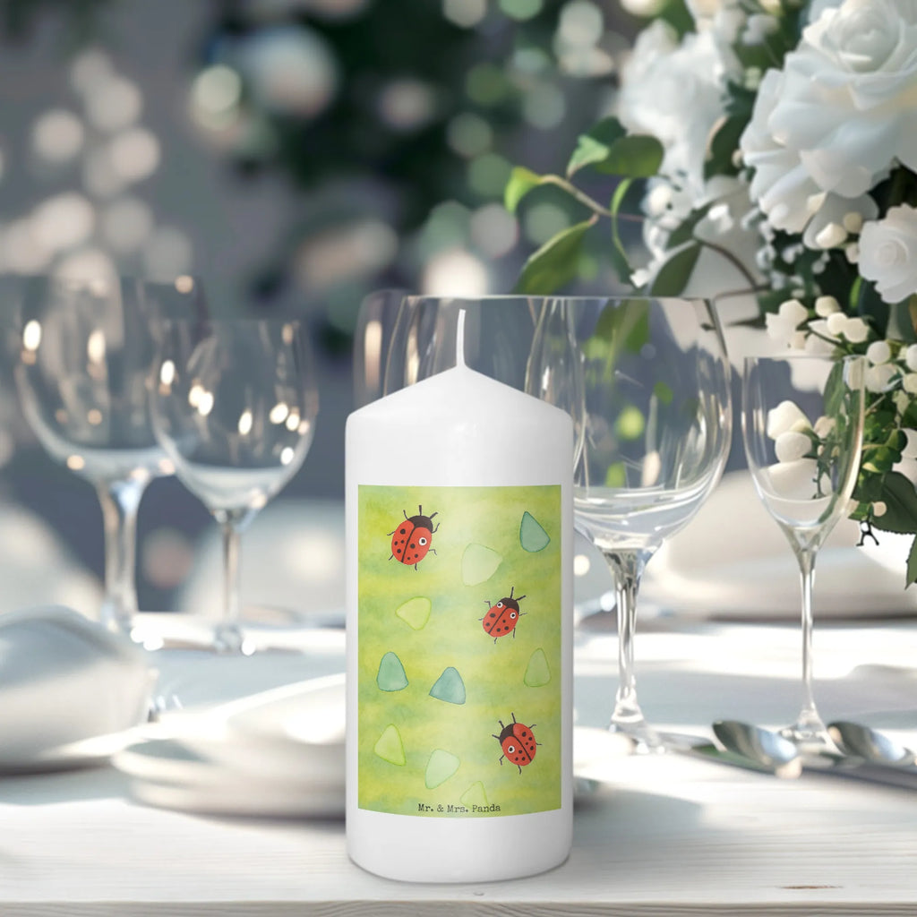 Candle Ladybug Design Design Stumpenkerze, Dekokerze, Kommunionskerze, Gartenkerze, Kerze Mit Spruch, Zylinderkerze, Wunschkerze, Weihnachtskerze, Erinnerungslicht, Dekorative Kerze, Bedruckte Kerze, Handgemachte Kerze, Hochzeitskerze, Blockkerze, Tafelkerze, Geburtskerze, Kerze Mit Motiv, Osterkerze, Dinnerkerze, Tischkerze, Schmuckkerze, Wachskerze, Adventskerze, Geburtstagskerze, Erinnerungskerze, Grosse Kerze, Laternenkerze, Verspielt, Aquarell, Niedlich, Muster, Marienkäfer, Grüne Punkte
