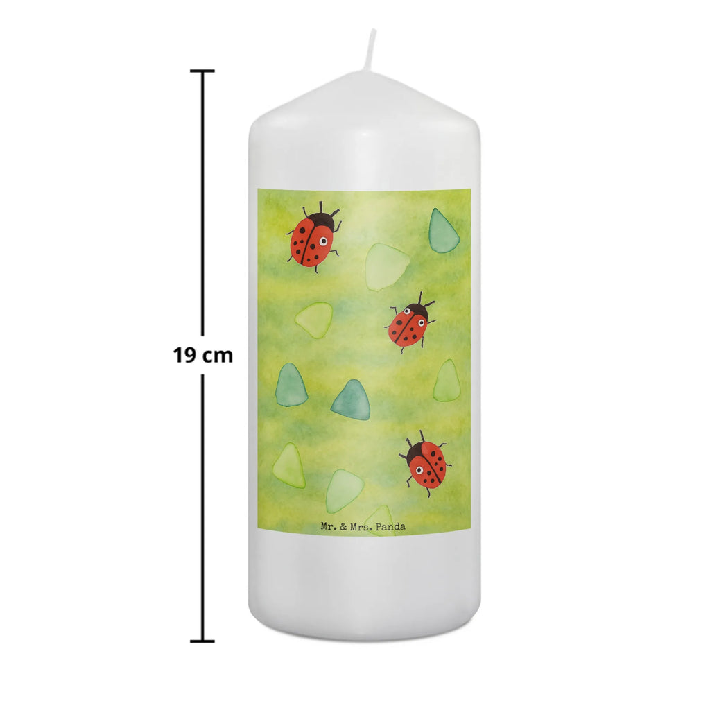 Candle Ladybug Design Design Stumpenkerze, Dekokerze, Kommunionskerze, Gartenkerze, Kerze Mit Spruch, Zylinderkerze, Wunschkerze, Weihnachtskerze, Erinnerungslicht, Dekorative Kerze, Bedruckte Kerze, Handgemachte Kerze, Hochzeitskerze, Blockkerze, Tafelkerze, Geburtskerze, Kerze Mit Motiv, Osterkerze, Dinnerkerze, Tischkerze, Schmuckkerze, Wachskerze, Adventskerze, Geburtstagskerze, Erinnerungskerze, Grosse Kerze, Laternenkerze, Verspielt, Aquarell, Niedlich, Muster, Marienkäfer, Grüne Punkte