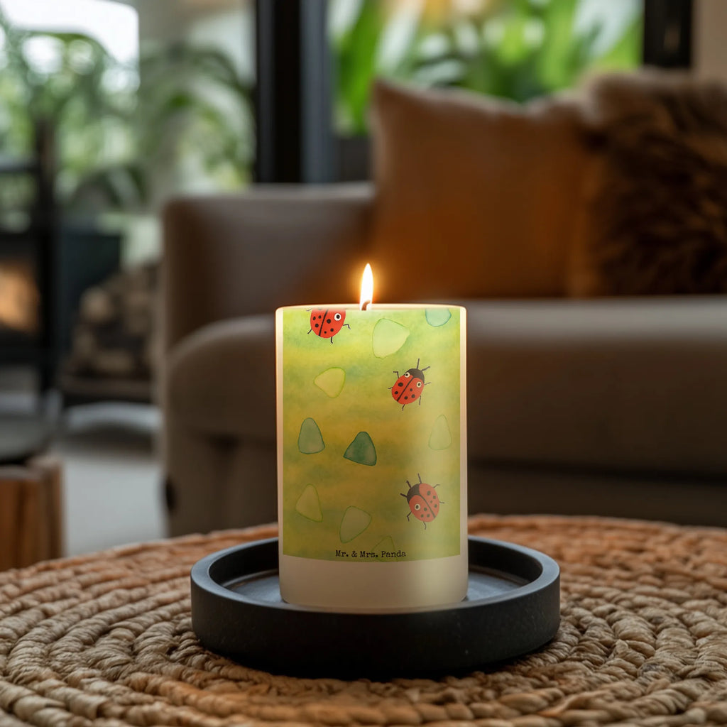 Candle Ladybug Design Design Stumpenkerze, Dekokerze, Kommunionskerze, Gartenkerze, Kerze Mit Spruch, Zylinderkerze, Wunschkerze, Weihnachtskerze, Erinnerungslicht, Dekorative Kerze, Bedruckte Kerze, Handgemachte Kerze, Hochzeitskerze, Blockkerze, Tafelkerze, Geburtskerze, Kerze Mit Motiv, Osterkerze, Dinnerkerze, Tischkerze, Schmuckkerze, Wachskerze, Adventskerze, Geburtstagskerze, Erinnerungskerze, Grosse Kerze, Laternenkerze, Verspielt, Aquarell, Niedlich, Muster, Marienkäfer, Grüne Punkte