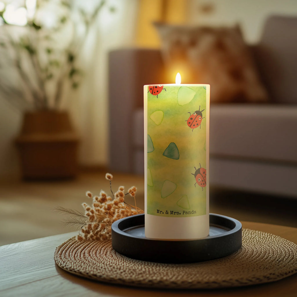 Candle Ladybug Design Design Stumpenkerze, Dekokerze, Kommunionskerze, Gartenkerze, Kerze Mit Spruch, Zylinderkerze, Wunschkerze, Weihnachtskerze, Erinnerungslicht, Dekorative Kerze, Bedruckte Kerze, Handgemachte Kerze, Hochzeitskerze, Blockkerze, Tafelkerze, Geburtskerze, Kerze Mit Motiv, Osterkerze, Dinnerkerze, Tischkerze, Schmuckkerze, Wachskerze, Adventskerze, Geburtstagskerze, Erinnerungskerze, Grosse Kerze, Laternenkerze, Verspielt, Aquarell, Niedlich, Muster, Marienkäfer, Grüne Punkte