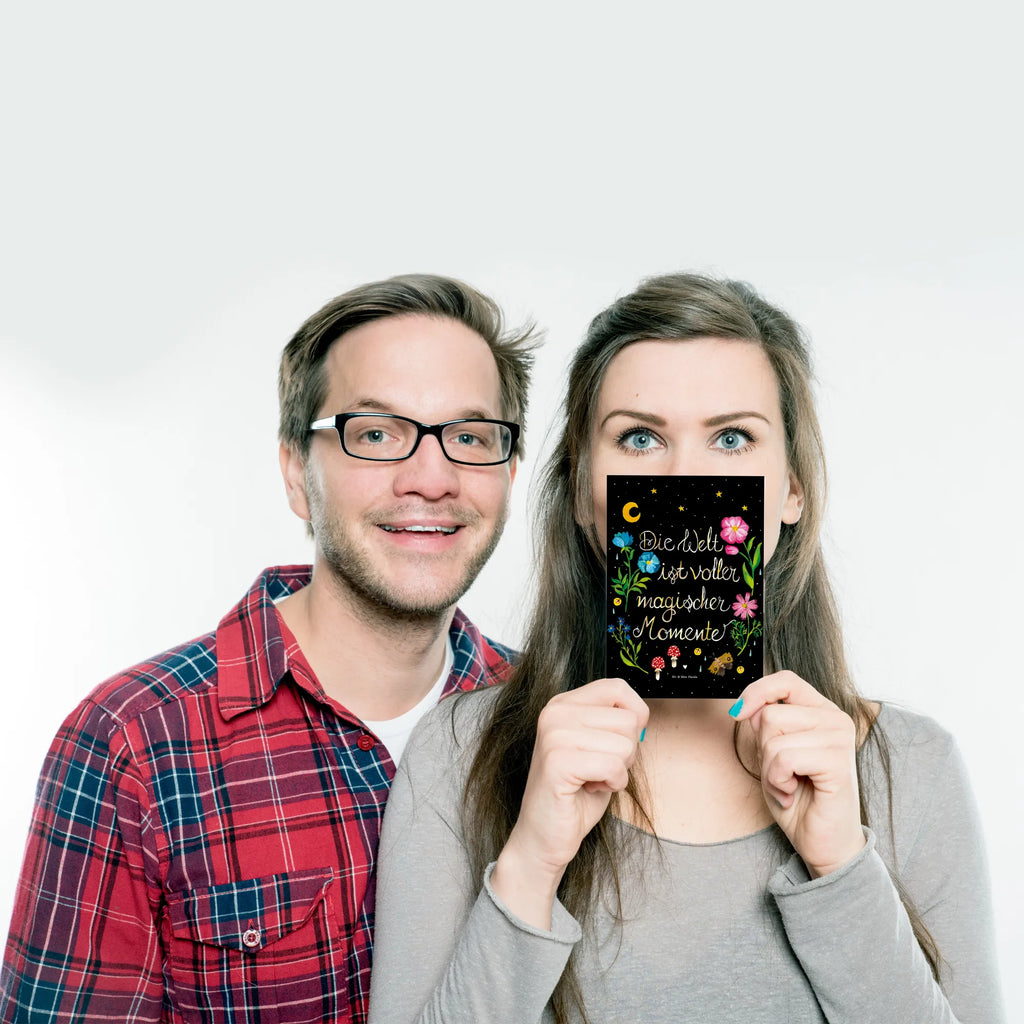 Postkarte Magische Welt Designkarte, Postkarten, bildkarte, Ansichtskarten, spruchkarte, Motivkarte, Fotokarte, Kunstkarten, Postkarte, kunstkarte, Grußkarte, einzelkarte, Ansichtskarte, Abenteuer, Natur, Sommer Deko, Blumen Deko, Naturliebhaber, Frühlings Deko, positive Botschaft, Outdoor, Dekoration, Spruch Positiv, Magisch, Motivation, Schwarz, Blumen, Spruch schön, Nacht, Weisheit, Magische Momente
