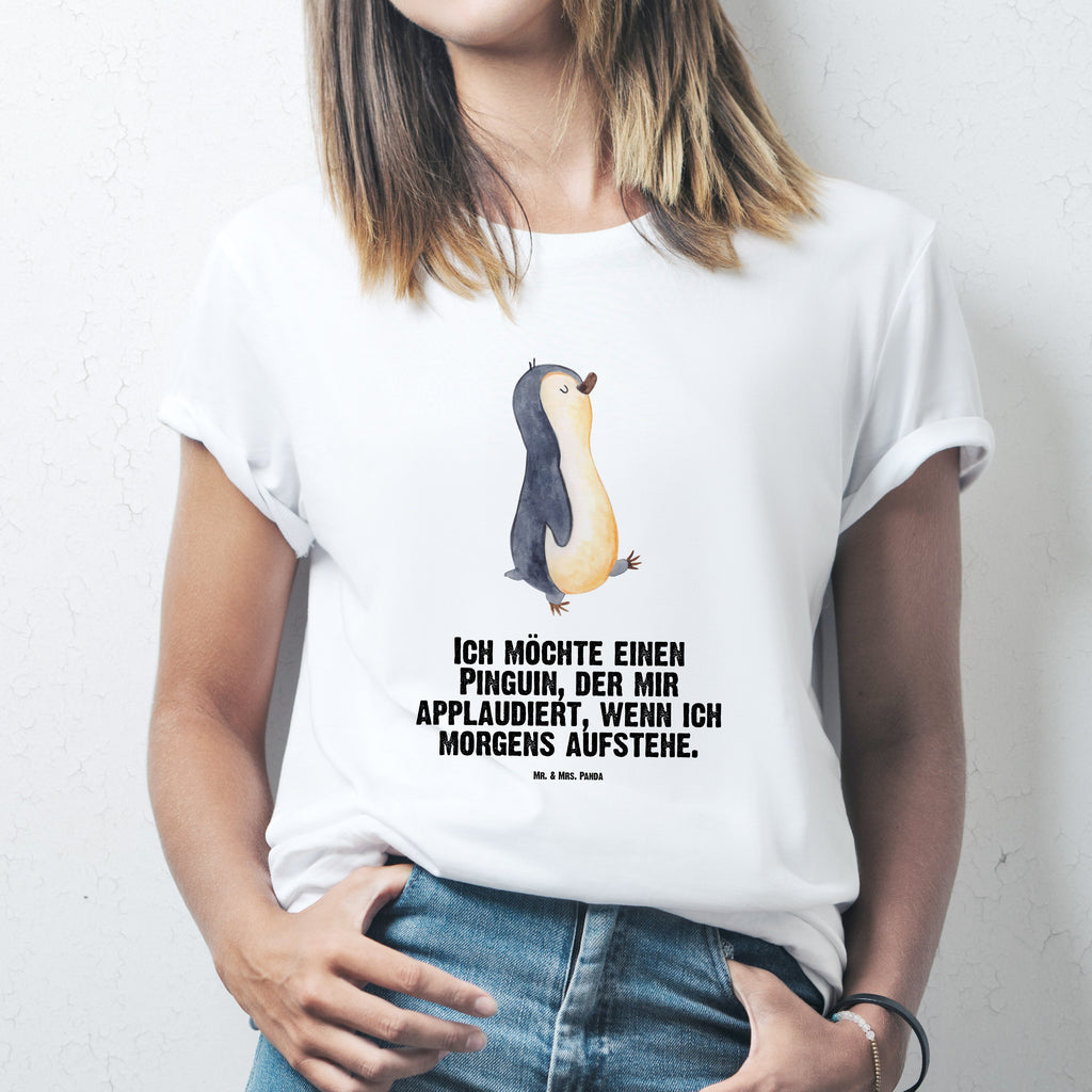 T-Shirt Standard Pinguin marschierend T-Shirt, Shirt, Tshirt, Lustiges T-Shirt, T-Shirt mit Spruch, Party, Junggesellenabschied, Jubiläum, Geburstag, Herrn, Damen, Männer, Frauen, Schlafshirt, Nachthemd, Sprüche, Pinguin, Pinguine, Frühaufsteher, Langschläfer, Bruder, Schwester, Familie