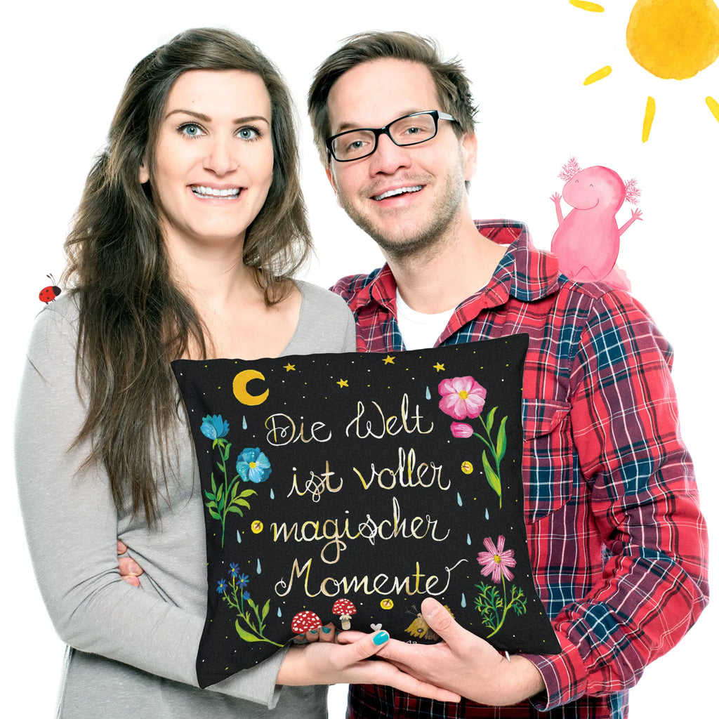 40x40 Kissen Magische Welt Sofakissen, sitzkissen, Zierkissen, Kissenhülle 40x40, Kissen 40x40, Kissen 40x40 Waschbar, Kissen, Dekokissen 40x40, Kissenhülle, Kissenbezug 40x40, Couchkissen, sofakissen, Motivkissen, Sofakissen 40x40, Kissenbezüge, Dekokissen, Dekokissen Sofa, Kopfkissen, Kopfkissen 40x40, Blumen Deko, Frühlings Deko, Sommer Deko, Dekoration, positive Botschaft, Naturliebhaber, Outdoor, Natur, Abenteuer, schwarz, Spruch positiv, Spruch schön, Nacht, Motivation, Weisheit, Magische Momente, Blumen, magisch