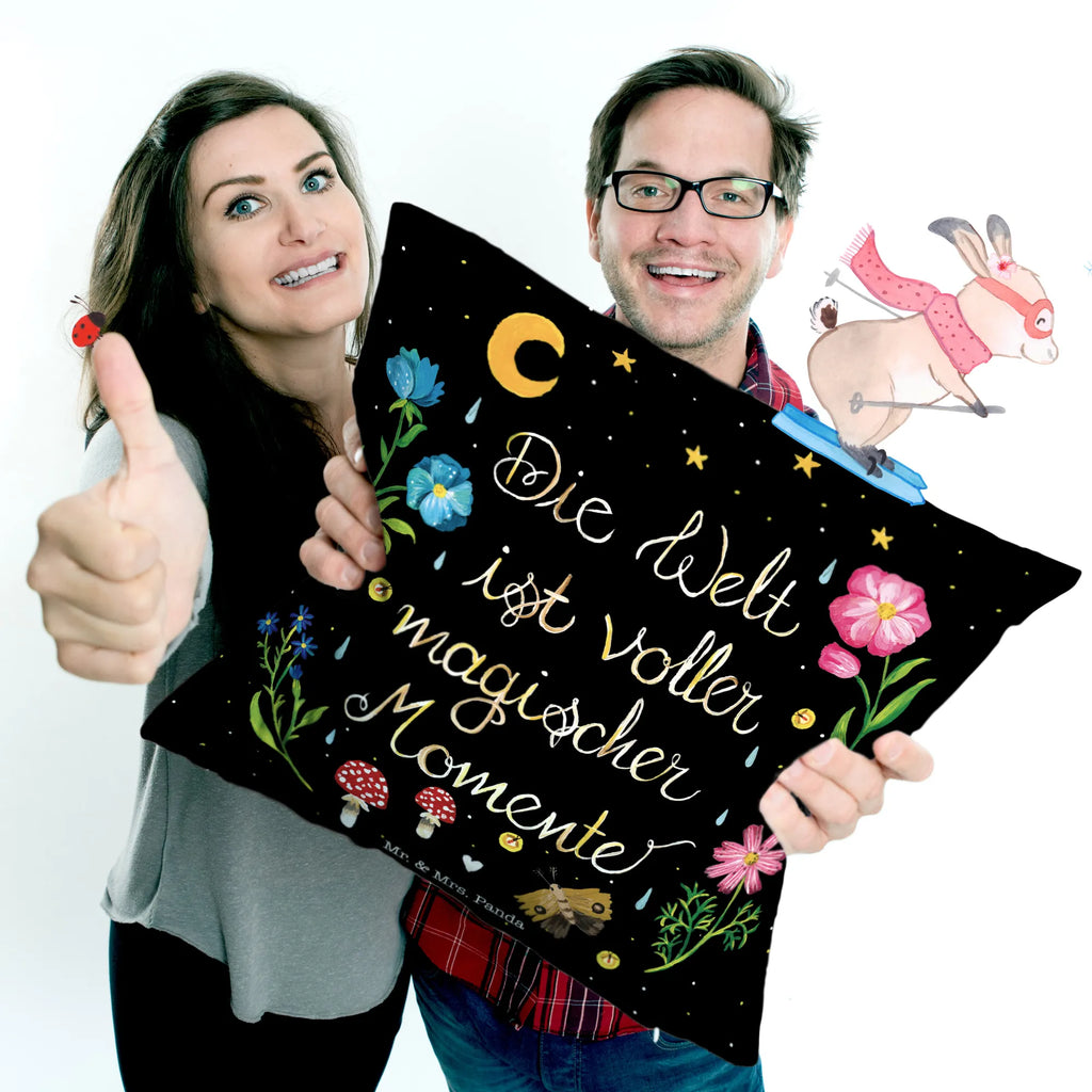 40x40 Kissen Magische Welt Sofakissen, sitzkissen, Zierkissen, Kissenhülle 40x40, Kissen 40x40, Kissen 40x40 Waschbar, Kissen, Dekokissen 40x40, Kissenhülle, Kissenbezug 40x40, Couchkissen, sofakissen, Motivkissen, Sofakissen 40x40, Kissenbezüge, Dekokissen, Dekokissen Sofa, Kopfkissen, Kopfkissen 40x40, Blumen Deko, Frühlings Deko, Sommer Deko, Dekoration, positive Botschaft, Naturliebhaber, Outdoor, Natur, Abenteuer, schwarz, Spruch positiv, Spruch schön, Nacht, Motivation, Weisheit, Magische Momente, Blumen, magisch