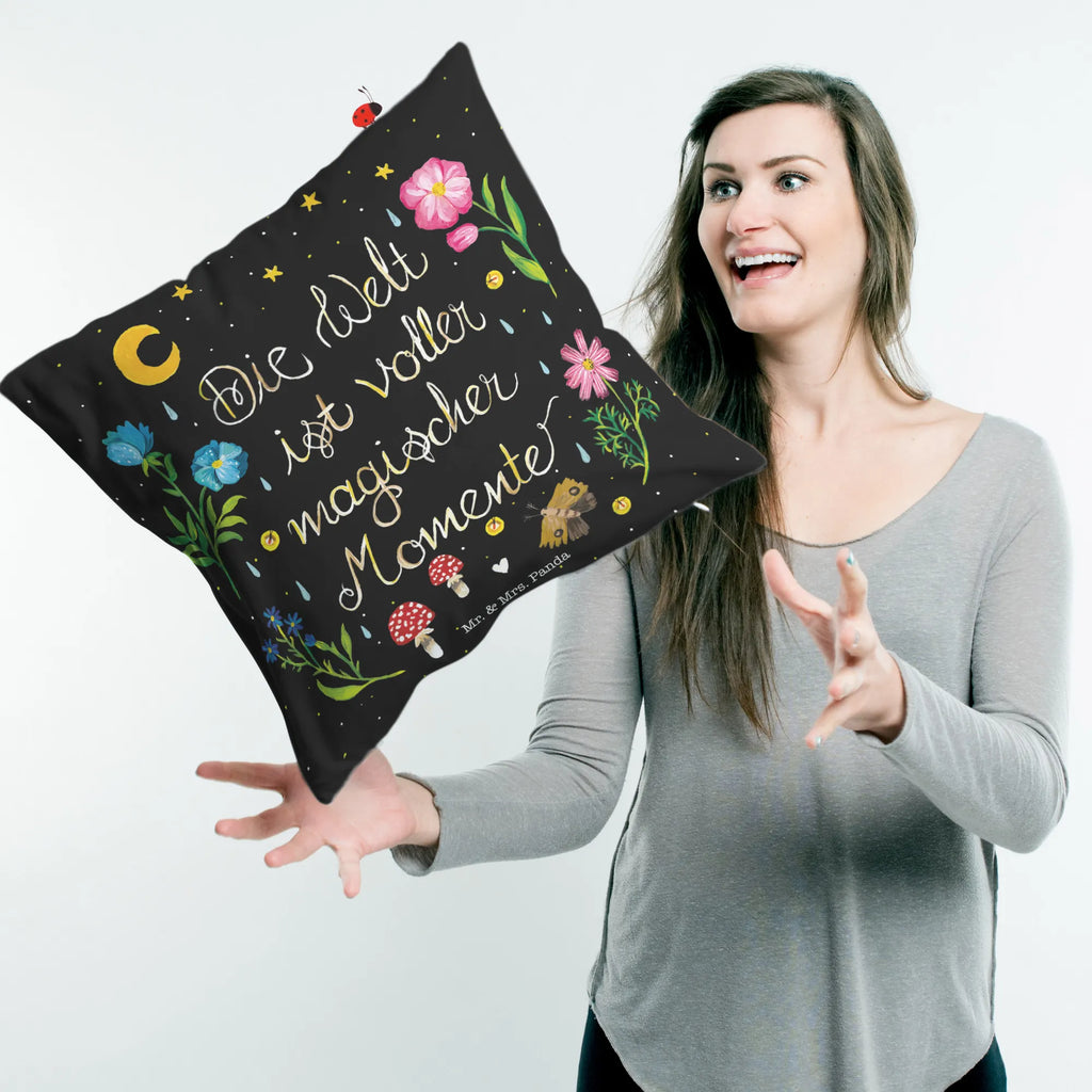 40x40 Kissen Magische Welt Sofakissen, sitzkissen, Zierkissen, Kissenhülle 40x40, Kissen 40x40, Kissen 40x40 Waschbar, Kissen, Dekokissen 40x40, Kissenhülle, Kissenbezug 40x40, Couchkissen, sofakissen, Motivkissen, Sofakissen 40x40, Kissenbezüge, Dekokissen, Dekokissen Sofa, Kopfkissen, Kopfkissen 40x40, Blumen Deko, Frühlings Deko, Sommer Deko, Dekoration, positive Botschaft, Naturliebhaber, Outdoor, Natur, Abenteuer, schwarz, Spruch positiv, Spruch schön, Nacht, Motivation, Weisheit, Magische Momente, Blumen, magisch