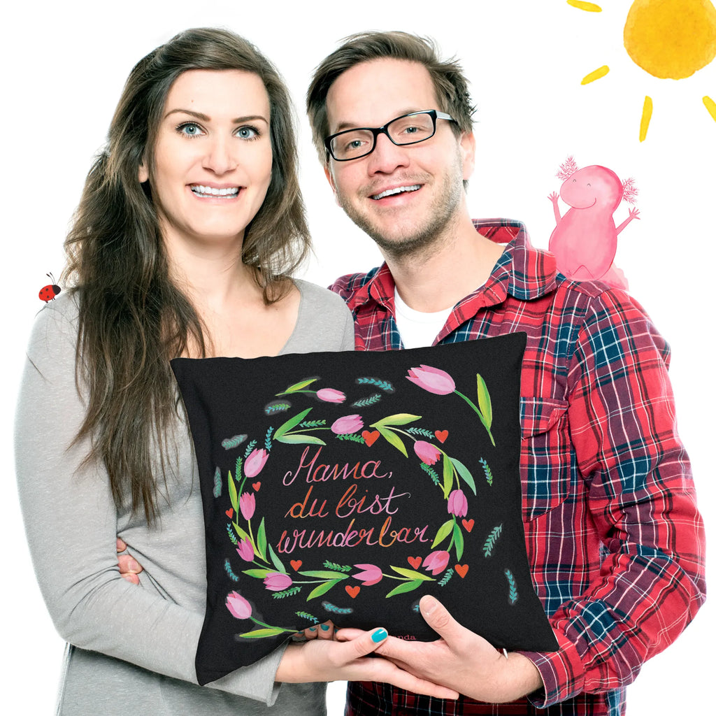40x40 Kissen Mama Tulpen Sofakissen, Zierkissen, Dekokissen Sofa, Dekokissen 40x40, Kissenbezüge, Motivkissen, Kopfkissen, Dekokissen, Kissen 40x40, Kissenhülle, Kissen 40x40 Waschbar, Sofakissen 40x40, sitzkissen, Kissenhülle 40x40, Kissen, Kopfkissen 40x40, Couchkissen, sofakissen, Kissenbezug 40x40, Blumen Deko, Frühlings Deko, Sommer Deko, Dekoration, positive Botschaft, Naturliebhaber, Outdoor, Natur, Abenteuer, Mutti, Mutter, Mama, Mom, Mami