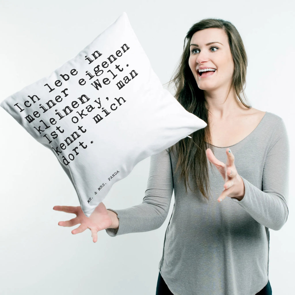 40x40 Kissen Sprüche und Zitate Ich lebe in meiner eigenen kleinen Welt. Ist okay, man kennt mich dort. Sofakissen, Kissenbezüge, Kissen 40x40, Zierkissen, sitzkissen, Dekokissen, sofakissen, Kissen, Kissen 40x40 Waschbar, Sofakissen 40x40, Dekokissen Sofa, Kissenbezug 40x40, Motivkissen, Kissenhülle, Kopfkissen, Kopfkissen 40x40, Couchkissen, Kissenhülle 40x40, Dekokissen 40x40, Spruch, Sprüche, lustige Sprüche, Weisheiten, Zitate, Spruch Geschenke, Spruch Sprüche Weisheiten Zitate Lustig Weisheit Worte