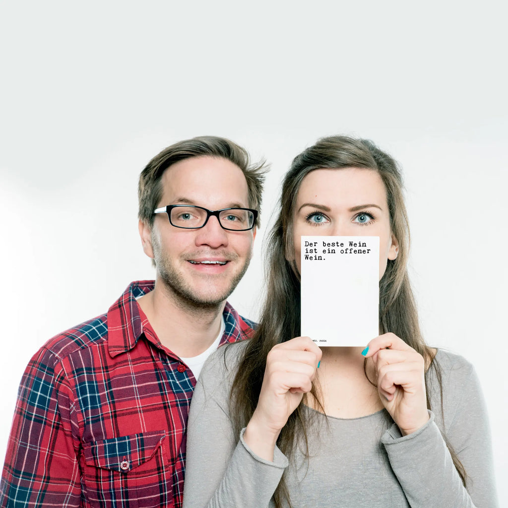 Postcard Der beste Wein ist... bildkarte, spruchkarte, Ansichtskarten, Kunstkarten, Postkarte, Designkarte, einzelkarte, Postkarten, Motivkarte, kunstkarte, Fotokarte, Grußkarte, Ansichtskarte, Sprüche, Lustige Sprüche, Weisheiten, Zitate, Spruch, Spruch Geschenke, Spruch Sprüche Weisheiten Zitate Lustig Weisheit Worte