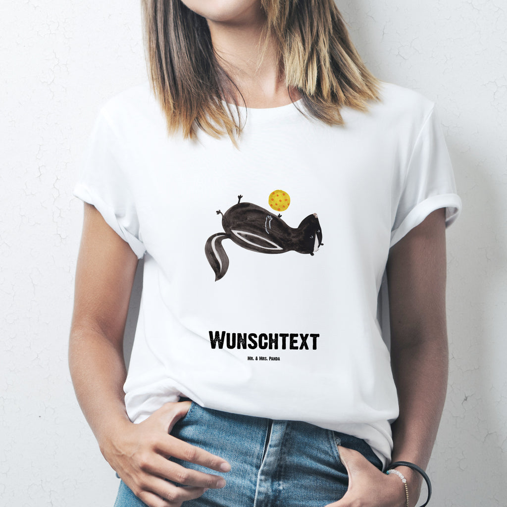 Personalisiertes T-Shirt Stinktier Ball T-Shirt Personalisiert, T-Shirt mit Namen, T-Shirt mit Aufruck, Männer, Frauen, Wunschtext, Bedrucken, Stinktier, Skunk, Wildtier, Raubtier, Stinker, Stinki, verspielt, Weisheit