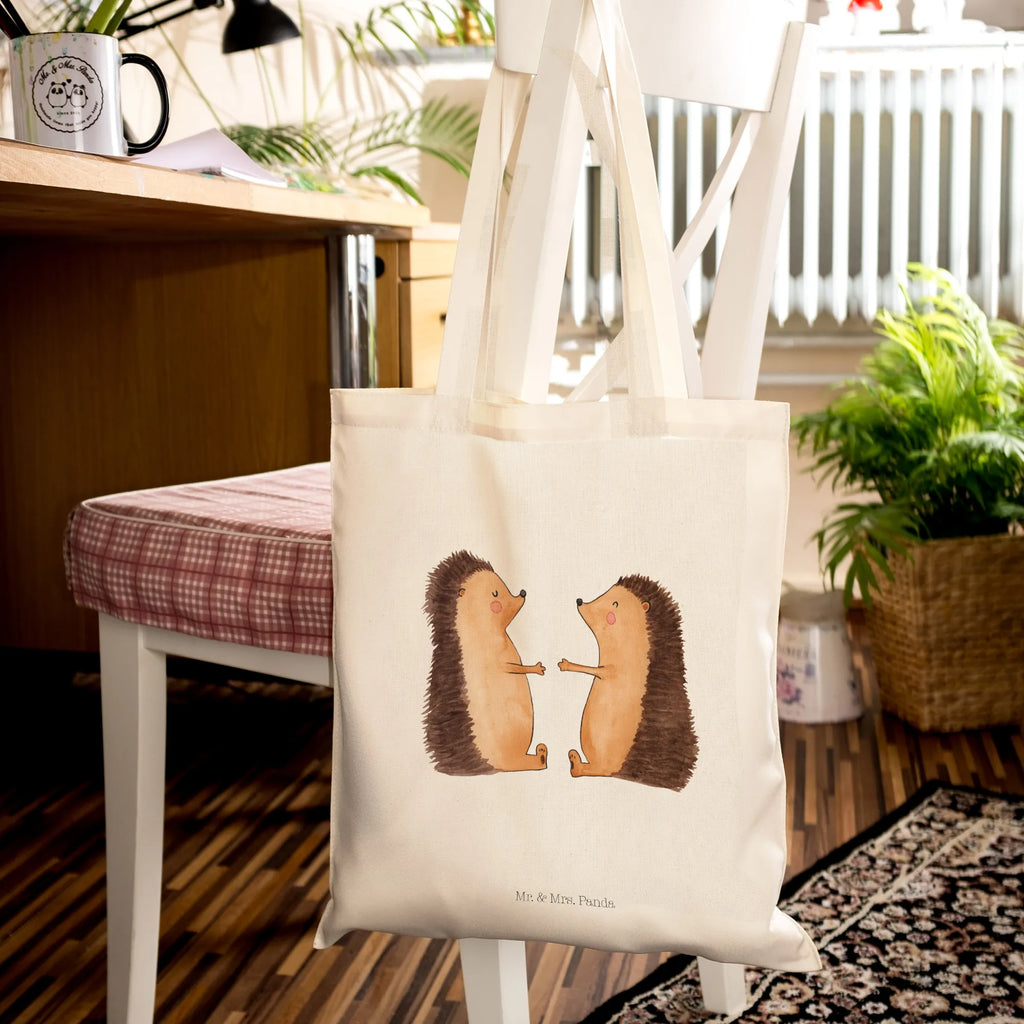 Tragetasche Igel Liebe Umhängetasche, Shopper, Beuteltasche, Tragetasche, Badetasche, Jutebeutel, Einkaufstüte, Stoffbeutel, Jutetasche, Stofftasche, Laptoptasche, Tasche, Schultertasche, Beutel, Strandtasche, Einkaufstasche, Liebe, Partner, Freund, Freundin, Ehemann, Ehefrau, Heiraten, Verlobung, Heiratsantrag, Liebesgeschenk, Jahrestag, Hocheitstag, Hochzeitstag, Verheiratet, Liebesbeweis, Igel, Verliebt, Hochzeit, Geschenk, Verlobt