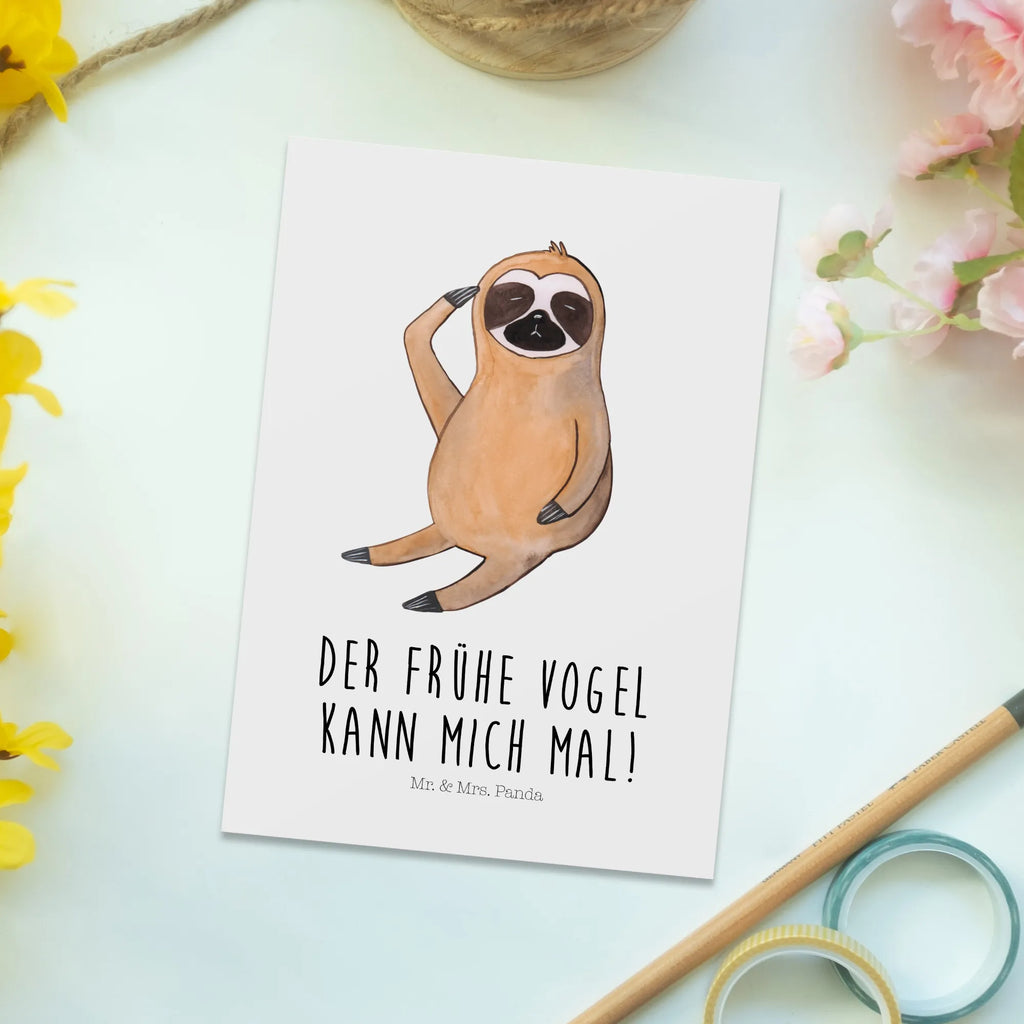 Postkarte Faultier Vogel spruchkarte, Designkarte, bildkarte, Grußkarte, Motivkarte, Ansichtskarten, einzelkarte, kunstkarte, Ansichtskarte, Postkarten, Kunstkarten, Postkarte, Fotokarte, Faultier Deko, Faultier, Faultier Geschenk, Vogel, Früher Vogel, Der Frühe Vogel, Lieblingstier, Faultierwelt, Faultiere, Spinner, Morgenmuffel, faul, Frühaufsteher