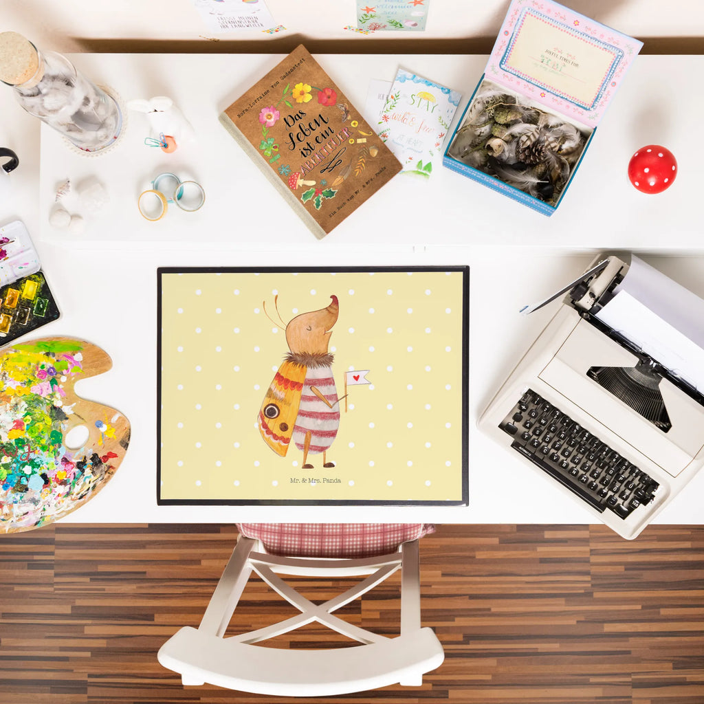 Schreibtischunterlage Nachtfalter mit Fähnchen Bürobedarf, Schreibtischauflage, Schreibtisch Unterlagen, Schreibtischunterlage Groß, Schreibwaren, Schreibunterlage, Büroartikel, Tiermotive, Gute Laune, lustige Sprüche, Tiere, Was kostet die Welt, Käfer, Spruch lustig, Küche Deko, süß, niedlich, Nachtfalter, Spruch witzig