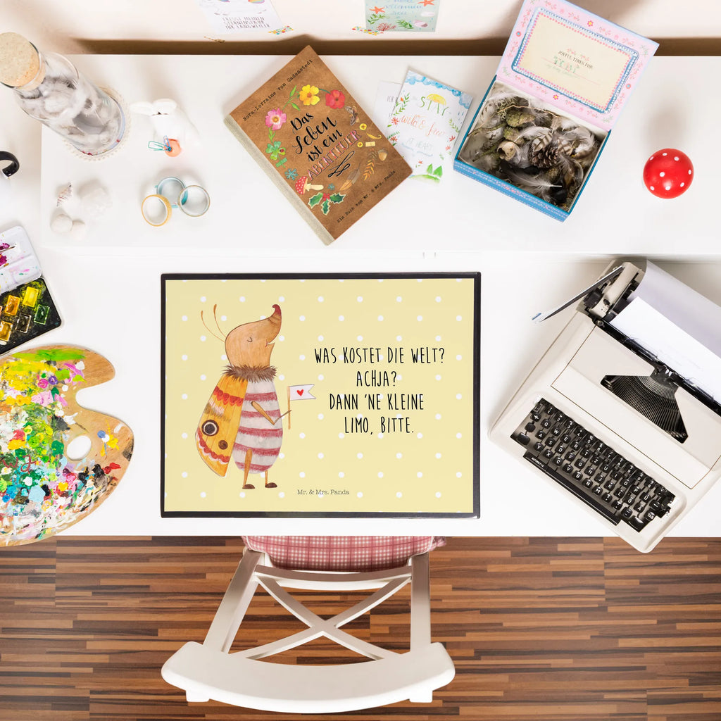 Schreibtischunterlage Nachtfalter mit Fähnchen Bürobedarf, Schreibtischauflage, Schreibtisch Unterlagen, Schreibtischunterlage Groß, Schreibwaren, Schreibunterlage, Büroartikel, Tiermotive, Gute Laune, lustige Sprüche, Tiere, Was kostet die Welt, Käfer, Spruch lustig, Küche Deko, süß, niedlich, Nachtfalter, Spruch witzig