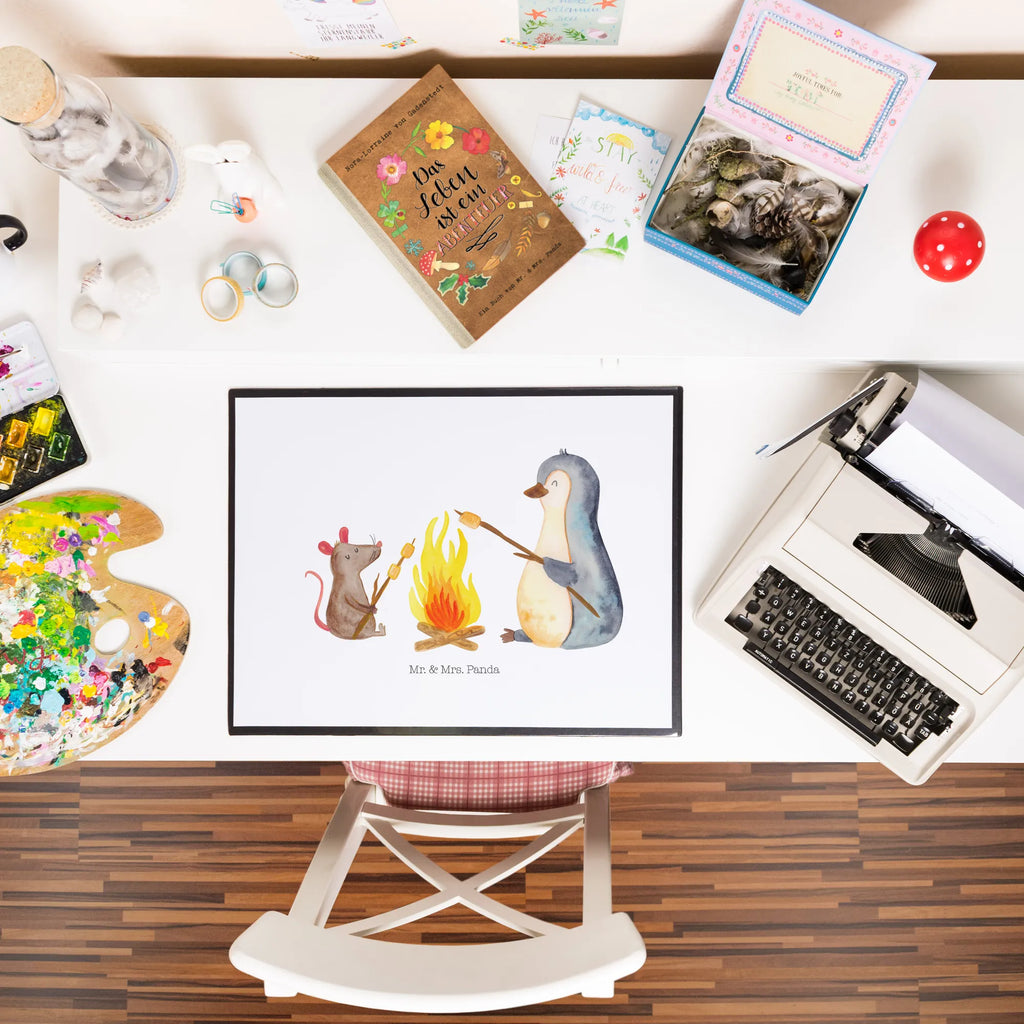 Schreibtischunterlage Pinguin Lagerfeuer Schreibtisch Unterlagen, Schreibunterlage, Schreibtischunterlage Groß, Schreibtischauflage, Schreibwaren, Bürobedarf, Büroartikel, Pinguin, Leben, Büroalltag, Lagerfeuer, grillen, Feuer, Liebe, Lebensspruch, Job, Pinguine, Lebensmotivation, Maus, Büro, Arbeit, Neustart, Marshmallows, Motivation