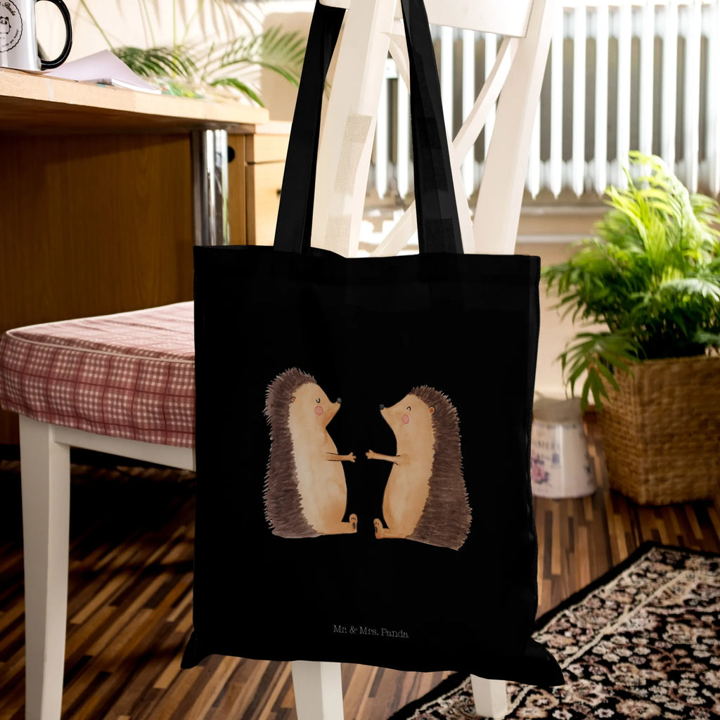 Tragetasche Igel Liebe Umhängetasche, Shopper, Beuteltasche, Tragetasche, Badetasche, Jutebeutel, Einkaufstüte, Stoffbeutel, Jutetasche, Stofftasche, Laptoptasche, Tasche, Schultertasche, Beutel, Strandtasche, Einkaufstasche, Liebe, Partner, Freund, Freundin, Ehemann, Ehefrau, Heiraten, Verlobung, Heiratsantrag, Liebesgeschenk, Jahrestag, Hocheitstag, Hochzeitstag, Verheiratet, Liebesbeweis, Igel, Verliebt, Hochzeit, Geschenk, Verlobt