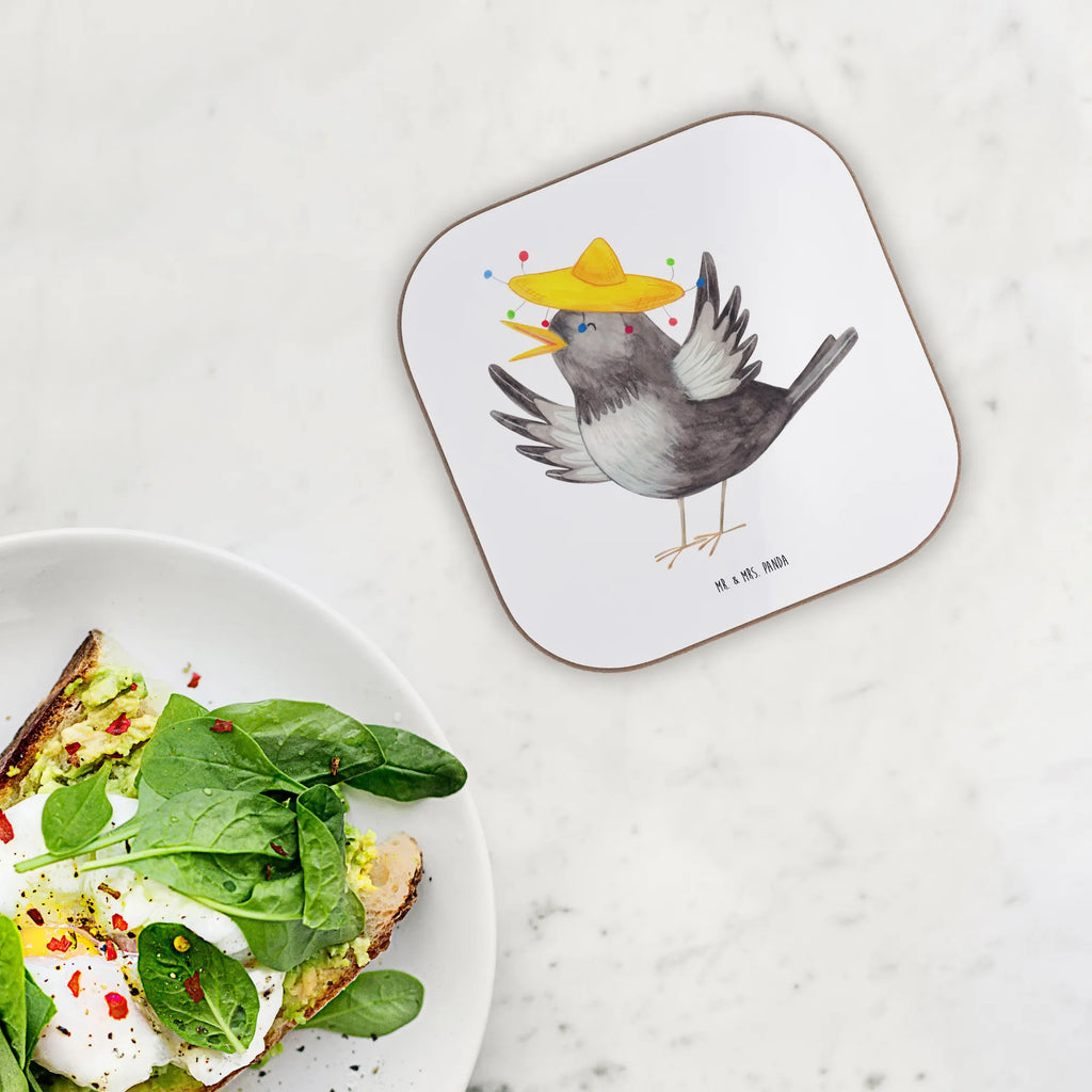 Untersetzer Rabe Sombrero Untersetzer Holz, Getränkeuntersetzer, Untersetzer für Gläser, Glasuntersetzer, Holzuntersetzer, Tassen Untersetzer, Untersetzer Design, Untersetzer, Untersetzer Gläser, Bierdeckel, Korkuntersetzer, Untersetzer aus Holz, Tiermotive, Gute Laune, lustige Sprüche, Tiere, froh, Motivation, Elster, glücklich sein, Rabe, Spruch positiv, Vögel, Vogel, Glück Spruch, fröhlich sein