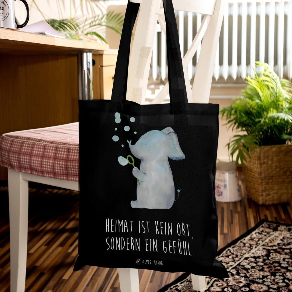 Tragetasche Elefant Seifenblasen Tragetasche, Umhängetasche, Tasche, Jutebeutel, Beuteltasche, Laptoptasche, Einkaufstüte, Einkaufstasche, Schultertasche, Shopper, Jutetasche, Stofftasche, Stoffbeutel, Beutel, Strandtasche, Badetasche, Tiermotive, Gute Laune, lustige Sprüche, Tiere, Elefanten, Liebesbeweis, Rüsseltier, Heimat, Liebesspruch, Liebe, Dickhäuter, Elefant, Seifenblasen, Gefühl. Daheim