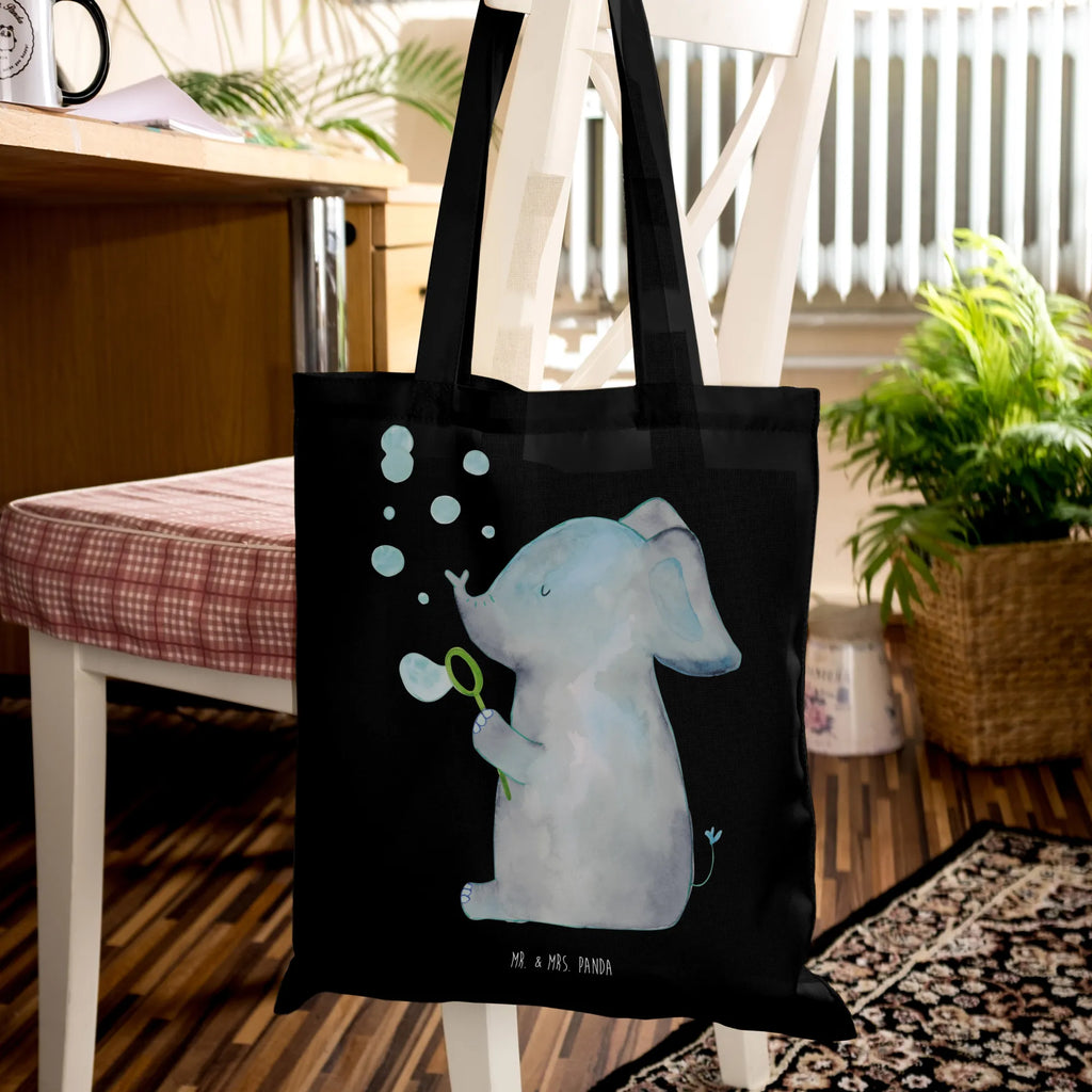 Tragetasche Elefant Seifenblasen Tragetasche, Umhängetasche, Tasche, Jutebeutel, Beuteltasche, Laptoptasche, Einkaufstüte, Einkaufstasche, Schultertasche, Shopper, Jutetasche, Stofftasche, Stoffbeutel, Beutel, Strandtasche, Badetasche, Tiermotive, Gute Laune, lustige Sprüche, Tiere, Elefanten, Liebesbeweis, Rüsseltier, Heimat, Liebesspruch, Liebe, Dickhäuter, Elefant, Seifenblasen, Gefühl. Daheim