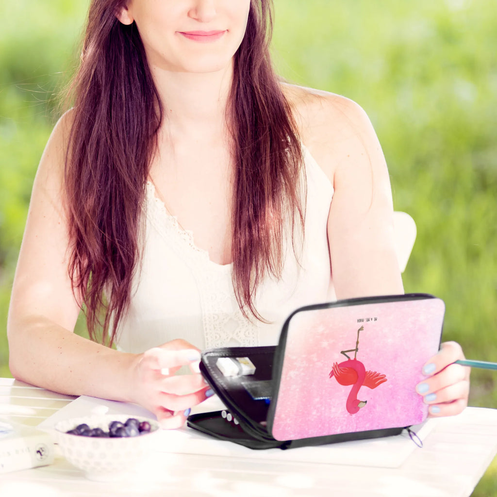 Federmappe Flamingo Yoga Stiftemappe, Stiftebeutel, Buntstiftmäppchen, Federmäppchen, Stiftetasche, Federtasche, Schlampermäppchen, Bleistiftetui, Schüleretui, Mäppchen, Stifte Etui, Etui für Stifte, Malmappe, Schreibetui, Stifteetui, Schreibmappe, Bleistift Etui, Federmappe Set, Schulmäppchen, Schuletui, Zeichenetui, Buntstiftetui, Farbstiftetui, Flamingo, Entspannung, Tiefenentspannung, Achtsamkeit, Vogel, Aufregen, Yoga, Yoga-Übung, Namaste, Ärger