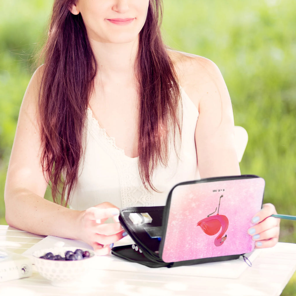 Leather folder flamingo Classic Grundschule, Einschulung, Federmäppchen, Stiftetasche, Büro Stifte Etui, Schülerin, Motiv, Federmappe Einschulung, Geschenk, Kinder Federmappe, Federmäppchen bedruckt, Stifterolle, Schüler, Schule, Federmappe, Stifte Etui, Kind, Bestückte Federmappe, Flamingo, Freundin, Sohn, Außenseiter, Spruch, Stolz, Freundinnen, für mich, Geschwister, Selbstliebe, Einzigartig, ich, Tochter