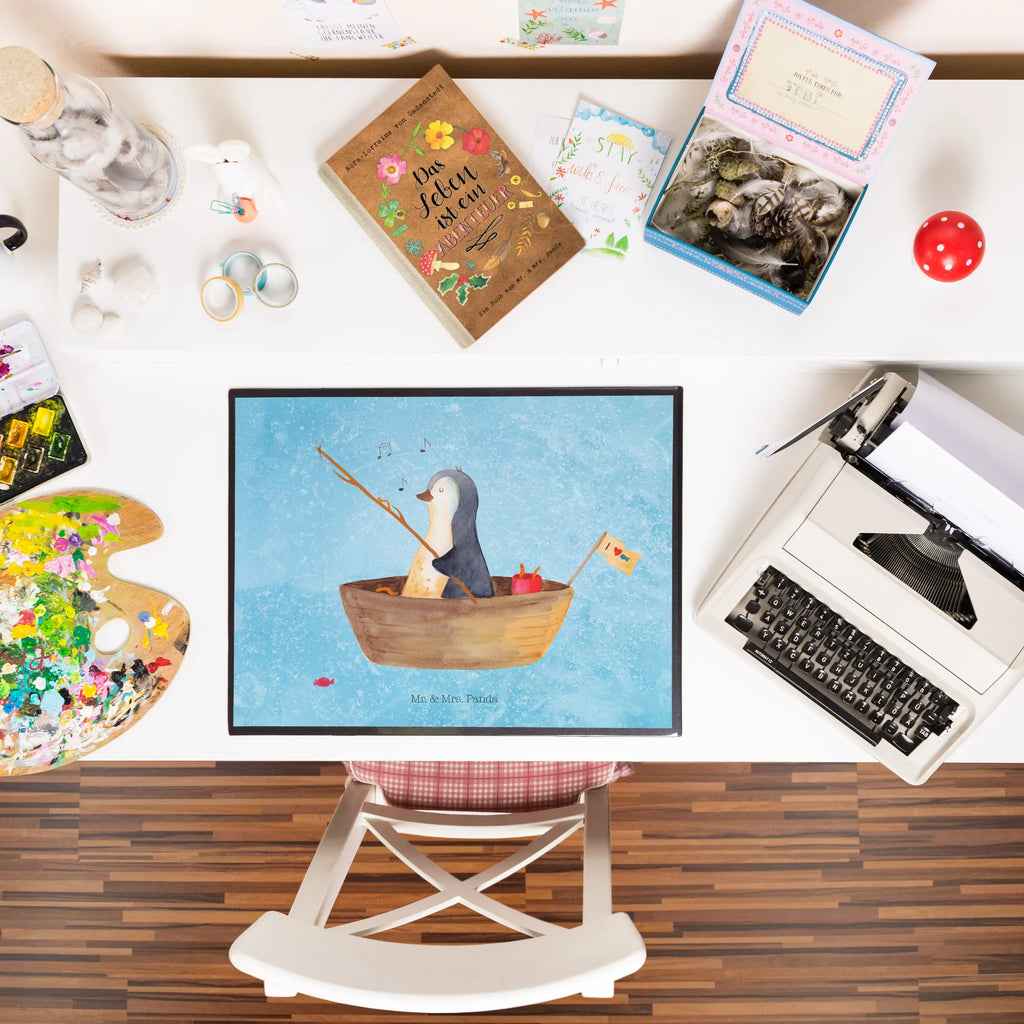 Schreibtischunterlage Pinguin Angelboot Schreibtisch Unterlagen, Schreibtischauflage, Schreibtischunterlage Groß, Schreibunterlage, Büroartikel, Schreibwaren, Bürobedarf, Pinguin, Boot, Neustart, genießen, Angeln, Lebenslust, Leben, Trennung, Scheidung, Geschenkidee Liebeskummer, Pinguine, Motivation, Neuanfang, Angelboot