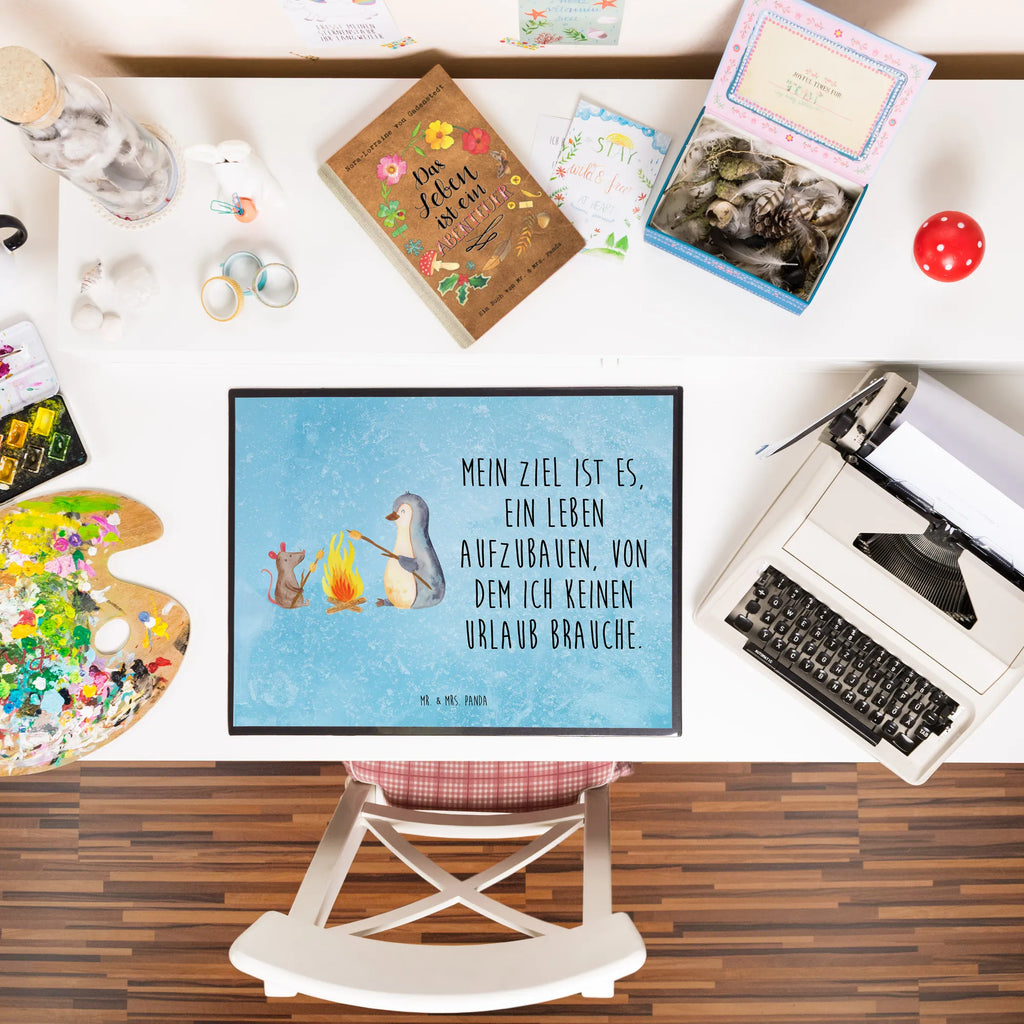 Schreibtischunterlage Pinguin Lagerfeuer Schreibtisch Unterlagen, Schreibunterlage, Schreibtischunterlage Groß, Schreibtischauflage, Schreibwaren, Bürobedarf, Büroartikel, Pinguin, Leben, Büroalltag, Lagerfeuer, grillen, Feuer, Liebe, Lebensspruch, Job, Pinguine, Lebensmotivation, Maus, Büro, Arbeit, Neustart, Marshmallows, Motivation