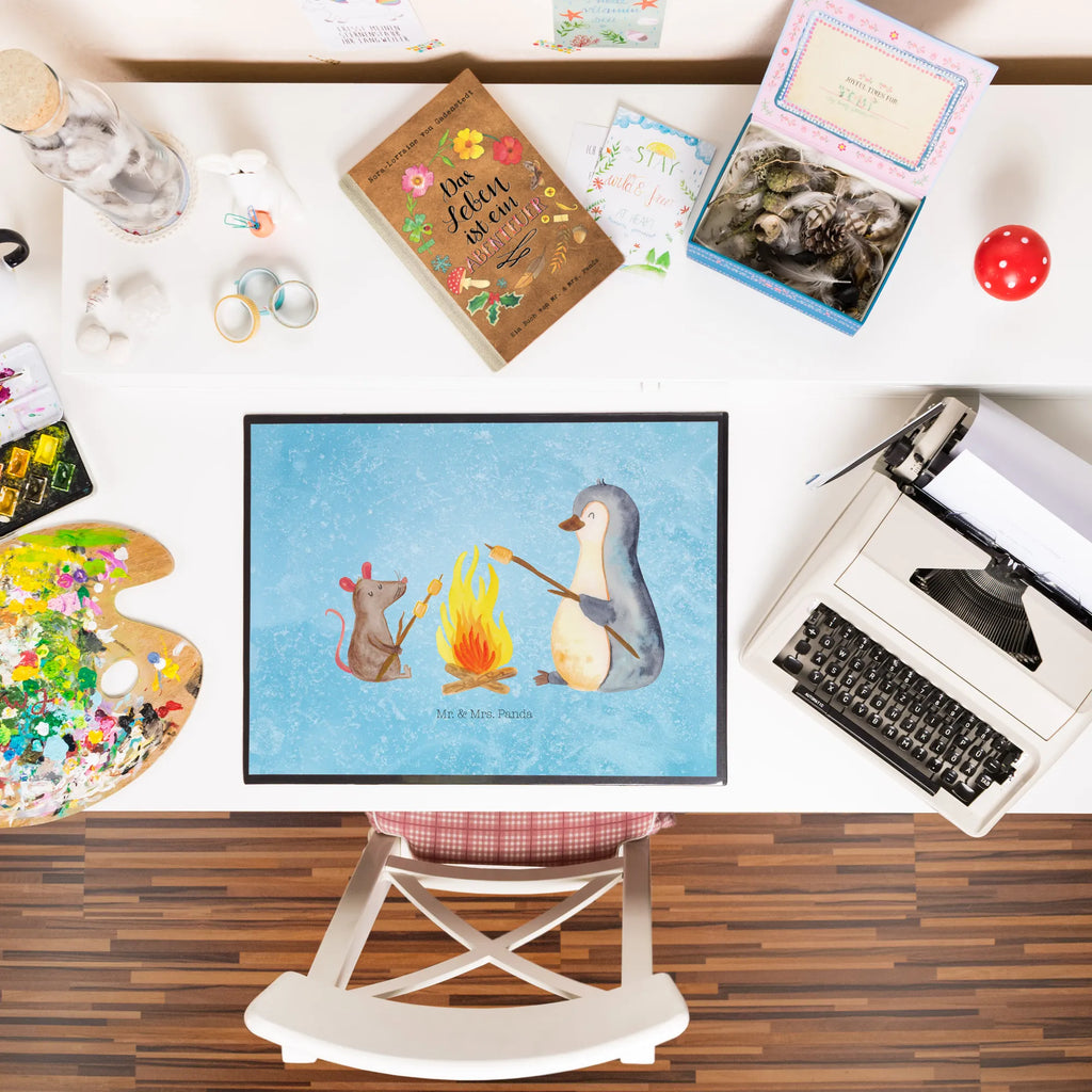 Schreibtischunterlage Pinguin Lagerfeuer Schreibtisch Unterlagen, Schreibunterlage, Schreibtischunterlage Groß, Schreibtischauflage, Schreibwaren, Bürobedarf, Büroartikel, Pinguin, Leben, Büroalltag, Lagerfeuer, grillen, Feuer, Liebe, Lebensspruch, Job, Pinguine, Lebensmotivation, Maus, Büro, Arbeit, Neustart, Marshmallows, Motivation