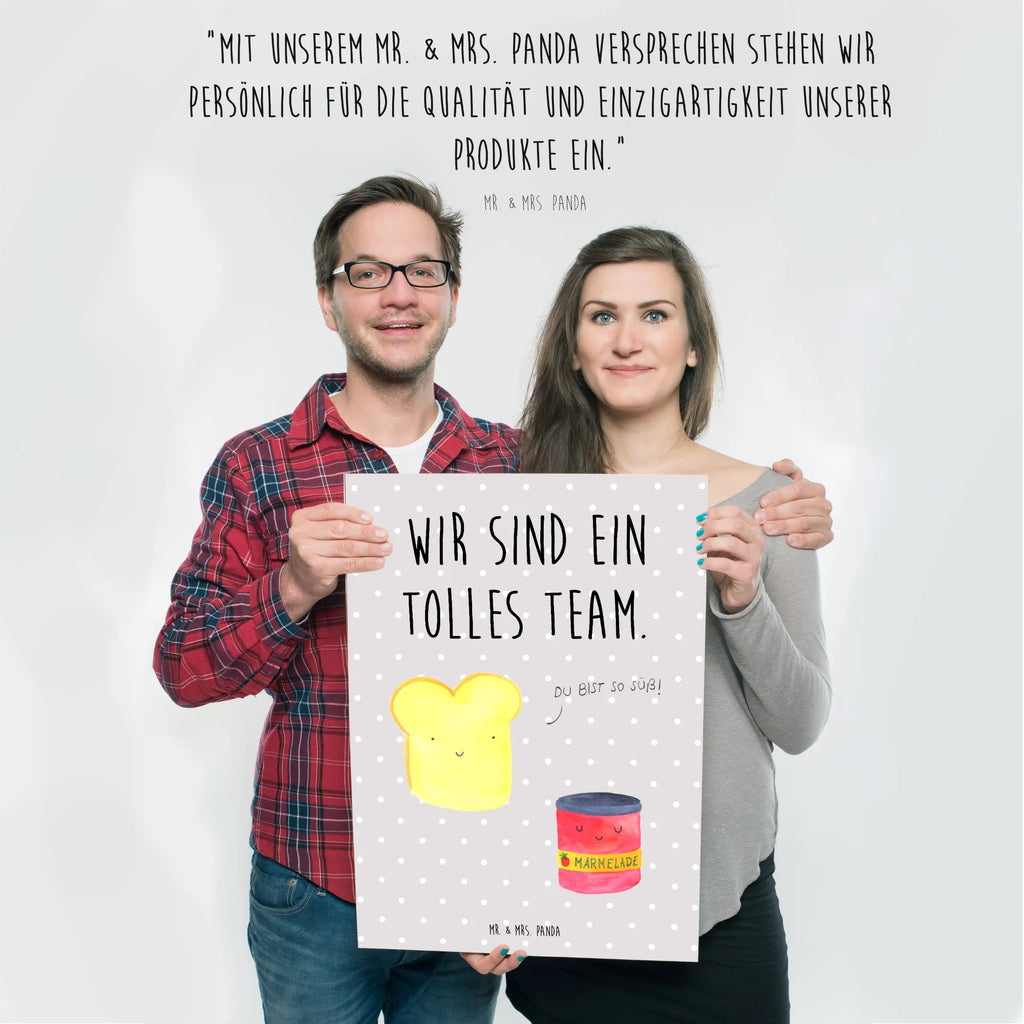 Plakat Tost dżem Mr. & Mrs. Panda Poster, Wanddeko Bild, Kunstdruck, kunstposter, Designposter, Posterdruck, Bild, kunstdruck poster, Wanddekoration, Plakat, Wandschmuck, wandkunst, grafikposter, Deko Bild, drucke, Poster, Wandposter, kunst für die wand, Wandbild, Bild für Wand, wanddeko, wanddruck, Gute Laune, Tiermotive, Tiere, Lustige Sprüche, Küche Spruch, Frühstück Einladung, Marmelade, Süße Postkarte, Toastbrot, Dreamteam, Brot, Süß, Toast, Küche Deko
