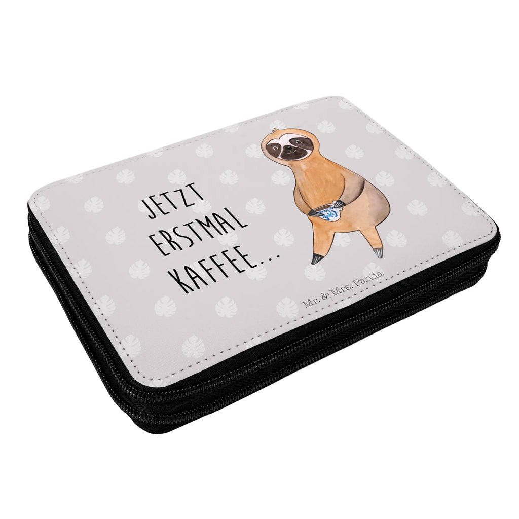 Federmappe Faultier Kaffee Schülerin, Büro Stifte Etui, Schüler, Bestückte Federmappe, Federmäppchen bedruckt, Geschenk, Stifterolle, Schule, Grundschule, Einschulung, Stifte Etui, Federmappe, Kinder Federmappe, Stiftetasche, Kind, Federmäppchen, Federmappe Einschulung, Motiv, Faultier, Faultier Geschenk, Faultier Deko, Kaffeetasse, faul, Kaffee, Faultiere, erster Kaffee, Coffee, Genießer, Lieblingstier, Morgenmuffel, Kaffeegetränk, Frühaufsteher