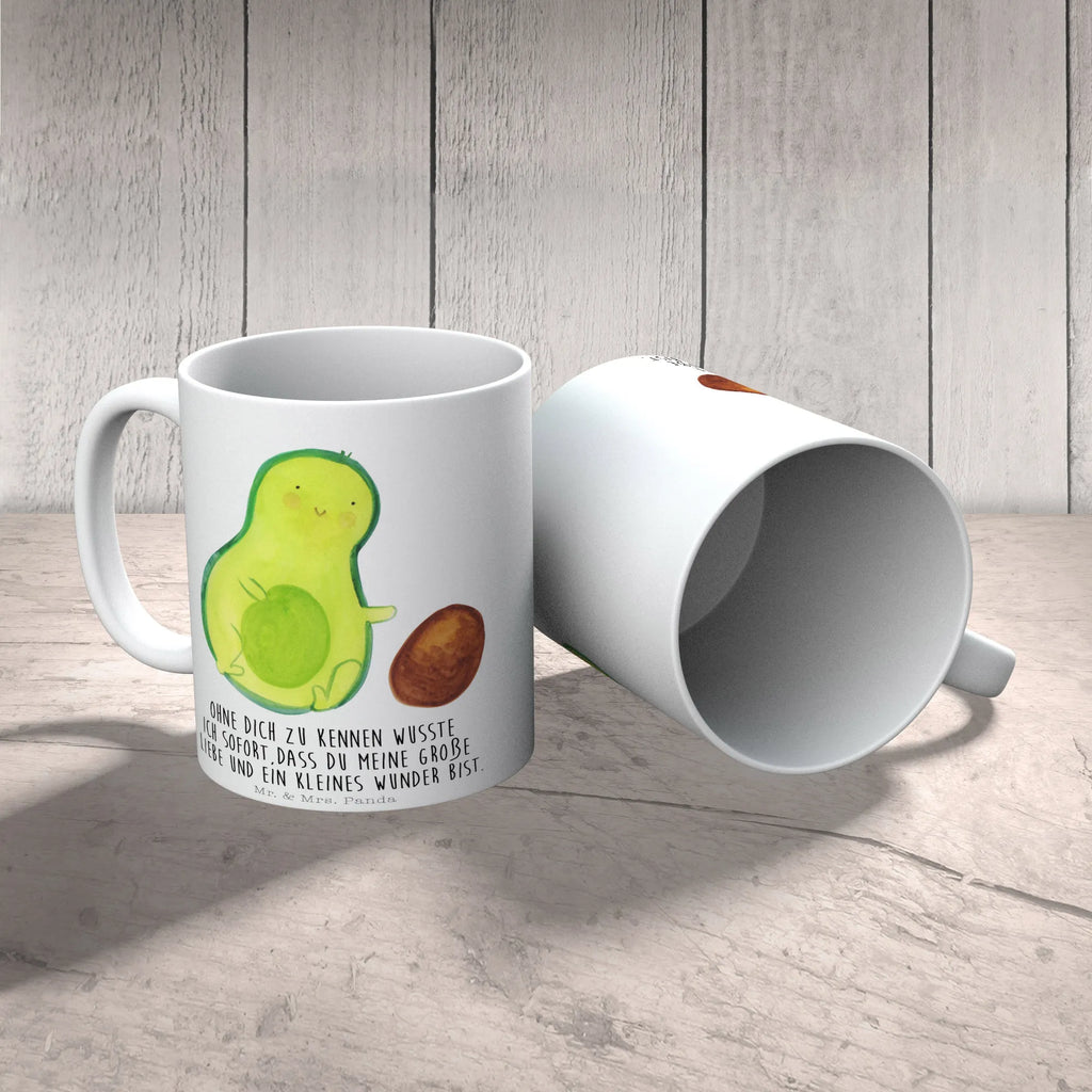 Tasse Avocado rollt Kern Teebecher, Designtasse, Kakaotasse, Bedruckte Tasse, Trinkbecher, Bürotasse, statement tasse, kaffeebecher bedruckt, Frühstücksbecher, Kaffeepott, kaffeetasse keramik, Sprüchetasse, Henkeltasse, design tasse, tasse für kaffee, schöne tasse, Tasse, haferl, Motivtasse, Teetasse, Teepott, milchkaffeetasse, kaffeebecher keramik, Tasse mit Spruch, Trinktasse, Geschenktasse, Mug, Bürobecher, Kaffeebecher, heißgetränkebecher, tasse für büro, kaffeetasse bedruckt, Frühstückstasse, Henkelbecher, Coffee Mug, Dekotasse, Keramikbecher, Tasse mit Motiv, Becher, hochwertige tasse, Keramiktasse, Kaffeetasse, Pott, Avocado, Gesund, Vegan, Veggie, Kind, Säugling, Geburtstag, Baby, Zur Geburt, Erstes Kind, Liebe, Geburt, Große Liebe, Babyparty, Schwangerschaft, Avocados, Love, Schwanger
