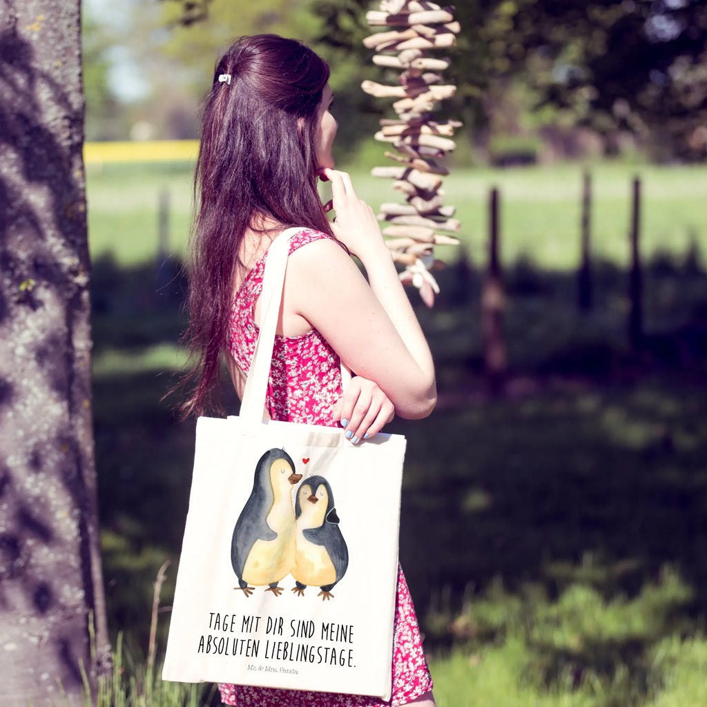 Tragetasche Pinguin umarmend shopping tasche, tote bag, Laptoptasche, Jutetasche, Strandtasche, Henkeltasche, Stofftasche, Einkaufstasche, Tasche, Einkaufsbeutel, Alltagstasche, Umhängetasche, Schultasche, Einkaufstüte, Jutebeutel, uni tasche, bedruckte tasche, büchertasche, Schultertasche, Badetasche, Statementbeutel, Tragetasche, Stoffbeutel, Beutel, Baumwolltasche, Beuteltasche, unitasche, baumwollbeutel, Shopper, Tüte, Leinentasche, Pinguin, Liebesbeweis, Verlobung, Liebe, Liebesgeschenk, Hochzeitstag, Jahrestag, Hochzeitsgeschenk, Liebespaar, Hochzeit