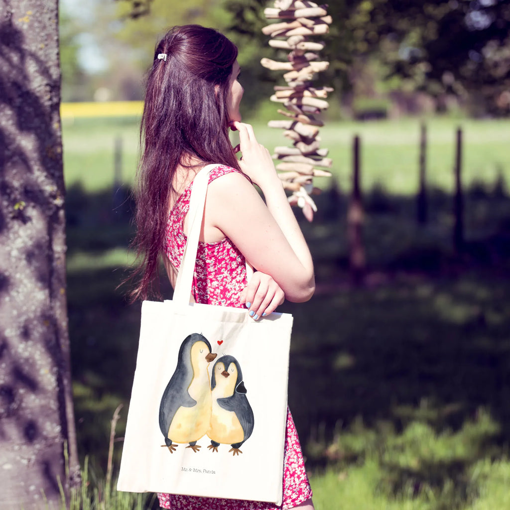 Tragetasche Pinguin umarmend shopping tasche, tote bag, Laptoptasche, Jutetasche, Strandtasche, Henkeltasche, Stofftasche, Einkaufstasche, Tasche, Einkaufsbeutel, Alltagstasche, Umhängetasche, Schultasche, Einkaufstüte, Jutebeutel, uni tasche, bedruckte tasche, büchertasche, Schultertasche, Badetasche, Statementbeutel, Tragetasche, Stoffbeutel, Beutel, Baumwolltasche, Beuteltasche, unitasche, baumwollbeutel, Shopper, Tüte, Leinentasche, Pinguin, Liebesbeweis, Verlobung, Liebe, Liebesgeschenk, Hochzeitstag, Jahrestag, Hochzeitsgeschenk, Liebespaar, Hochzeit