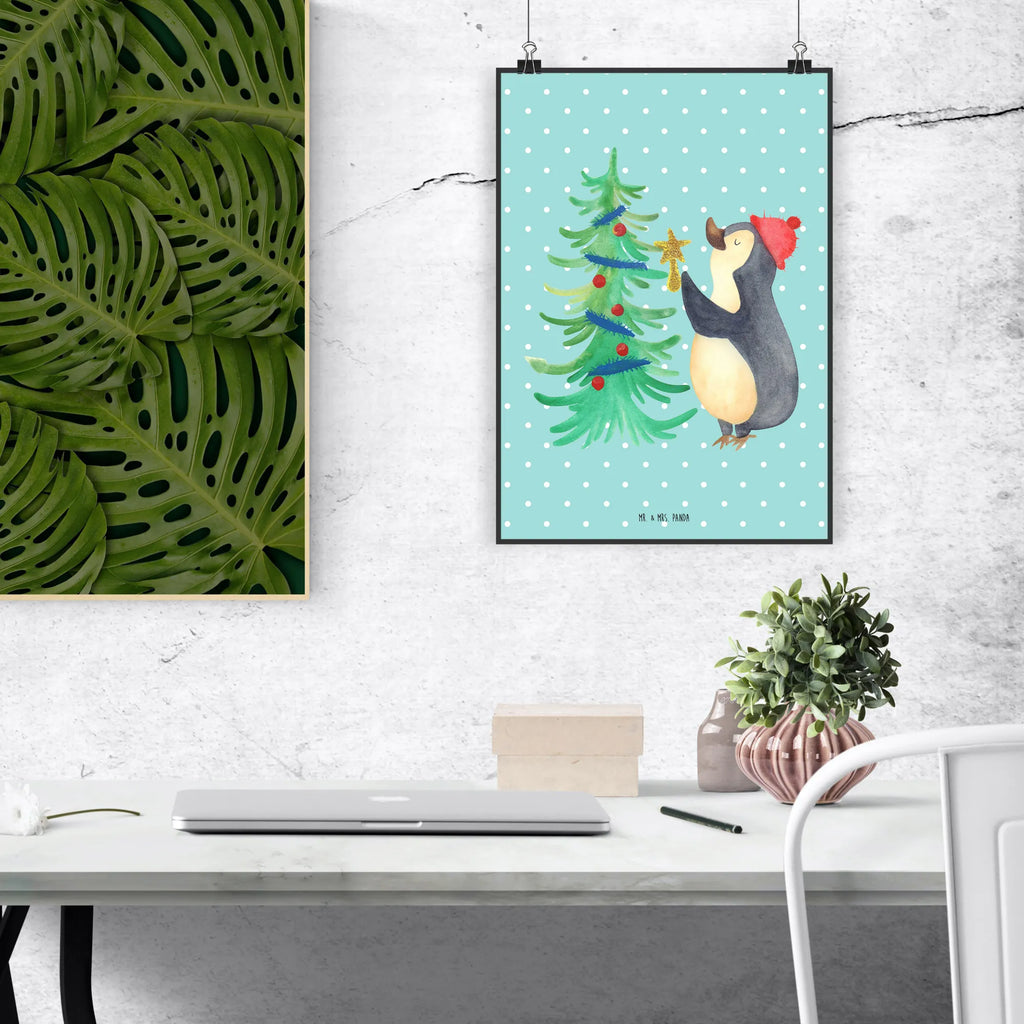 Poster Pinguin Weihnachtsbaum wanddruck, Wandbild, wandkunst, wanddeko, kunstdruck poster, Wandschmuck, kunstposter, Posterdruck, drucke, grafikposter, Designposter, Poster, Wandposter, Bild für Wand, Plakat, Deko Bild, Wanddekoration, Mr. & Mrs. Panda Poster, Kunstdruck, Bild, Wanddeko Bild, kunst für die wand, Wintermotiv, Heiligabend, Advent, Nikolaus, Weihnachtsdeko, Winter, Weihnachten, Pinguin