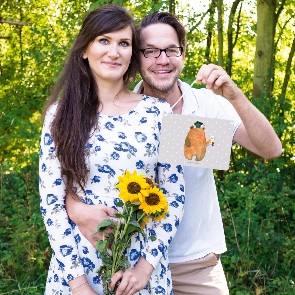 Deko Schild Bär Prüfung Türschild, Motivschild, Wandschild, Dekoschild, wandtafel, hängeschild, Spruchschild, Schild, Türschild Familie, Schild mit Spruch, holzbild, Deko Schild, wandhänger, sprüche schild, dekotafel, Holztafel, Deko Wandtafel, dekoschilder, Küchenschild, dekoration schild, Holzschild, Badschild, Bär, Teddybär, Teddy, Abitur, Prüfungen, Zeugnis, Prüfung Bestanden, Abschlusszeugnis, Abschluss