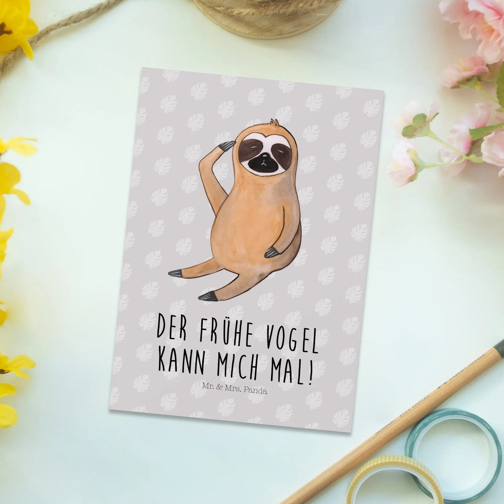 Postkarte Faultier Vogel spruchkarte, Designkarte, bildkarte, Grußkarte, Motivkarte, Ansichtskarten, einzelkarte, kunstkarte, Ansichtskarte, Postkarten, Kunstkarten, Postkarte, Fotokarte, Faultier Deko, Faultier, Faultier Geschenk, Vogel, Früher Vogel, Der Frühe Vogel, Lieblingstier, Faultierwelt, Faultiere, Spinner, Morgenmuffel, faul, Frühaufsteher
