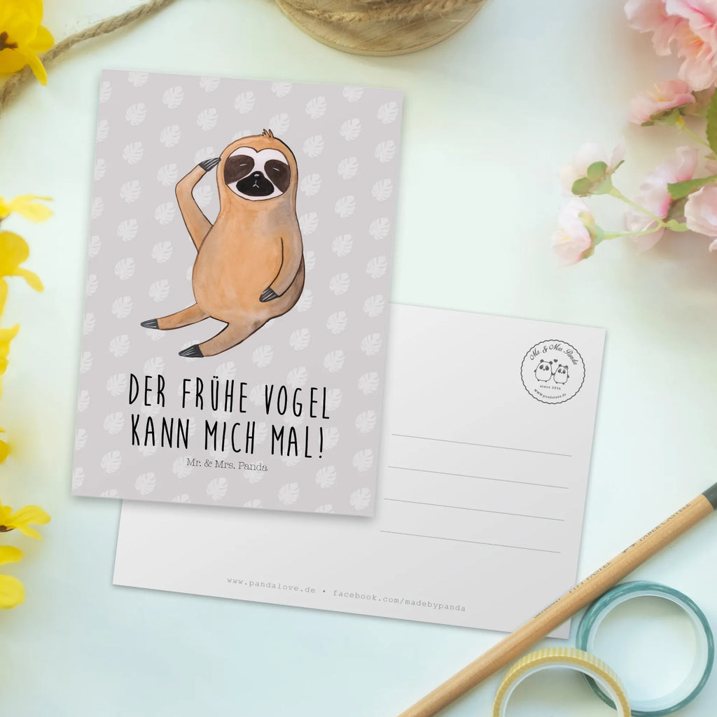 Postkarte Faultier Vogel spruchkarte, Designkarte, bildkarte, Grußkarte, Motivkarte, Ansichtskarten, einzelkarte, kunstkarte, Ansichtskarte, Postkarten, Kunstkarten, Postkarte, Fotokarte, Faultier Deko, Faultier, Faultier Geschenk, Vogel, Früher Vogel, Der Frühe Vogel, Lieblingstier, Faultierwelt, Faultiere, Spinner, Morgenmuffel, faul, Frühaufsteher