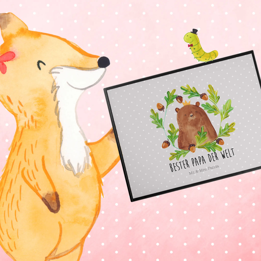 Podkładka na biurko Niedźwiedź król Schreibtisch Unterlagen, tischmatte, tischpad, arbeitsmatte, tischauflagen, tischauflage, Schreibtischauflage, Schreibunterlage, schreibauflagen, schreibauflage, tischmatten, schreibmatte, schreibtischmatte, schreibtischauflagen, tischpads, pultunterlage, schreibtischunterlagen, schreibtischunterlage, Schreibtisch Matte, arbeitsunterlage, Tischunterlage, Teddy, Teddybär, Bär, Papa, Papi, Papa Bär, Daddy, Bester Papa, Vatertag, Dad, Bester Vater, Weltbester Papa, Vater