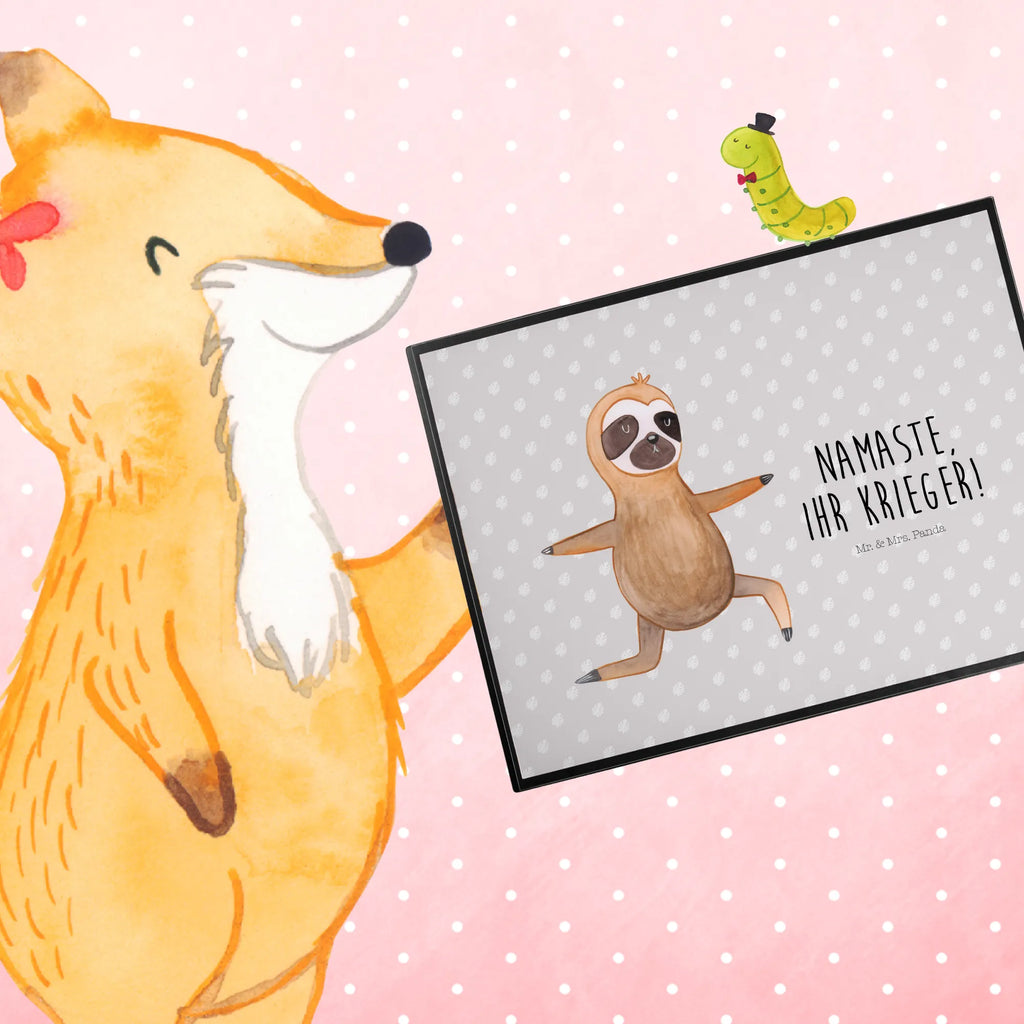 Schreibtischunterlage Faultier  Yoga Schreibtischunterlage Groß, Schreibtisch Unterlagen, Schreibtischauflage, Schreibunterlage, Bürobedarf, Büroartikel, Schreibwaren, Faultier, Faultier Geschenk, Faultier Deko, Faultiere, Entspannung, faul, Yoga, Atmung, Gelassenheit, Meditation, Lieblingstier, Namaste, Krieger, Yogaübungen