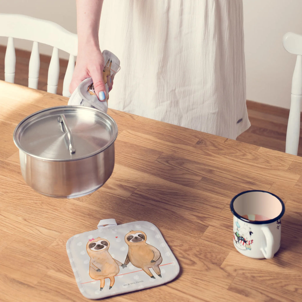 2er Set Topflappen  Faultier Pärchen Topfuntersetzer, 2er Set Topflappen, topfhalter, Topflappenset, Topflappen Set, Topflappen 2er Set, Topfhandschuhe, Topflappen, Faultier, Faultier Geschenk, Faultier Deko, Liebe, Faultierliebe, Beziehung, Langsamkeit, Gemeinsam, Pärchen, Lieblingstier, Verliebt, Faultiere, Liebespaar, Faultierpärchen, Relaxen, faul, Verlobt