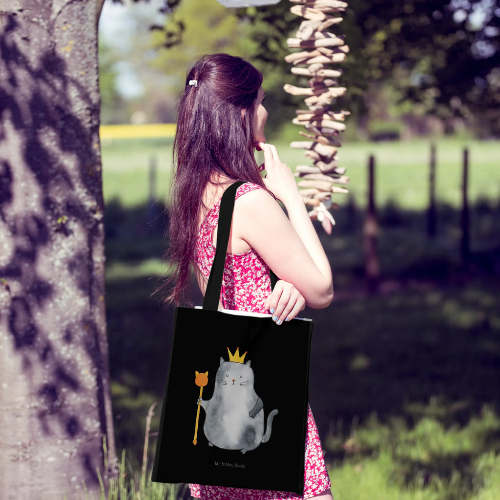 Tote bag Cat king schultertasche baumwolle, henkeltasche baumwolle, Tüte, stoff shopper, tasche baumwolle, Alltagstasche, einkaufstasche baumwolle, beutel baumwolle, Uni Tasche, Henkeltasche, totebag, tragbeutel, universaltasche, einkaufsshopper, festival tasche, tragetasche baumwolle, stofftasche baumwolle, Jutebeutel, textilbeutel, freizeitbeutel, Laptoptasche, Beutel, Einkaufstasche, umhängetasche baumwolle, canvas tasche, Tote Bag, Freizeittasche, Baumwoll-Shopper, dokumententasche, Stofftasche, Schultasche, Schulbeutel, Jutetasche, Umhängetasche, Tragetasche, Schultertasche, baumwoll shopper, schulterbeutel, Büchertasche, umhängebeutel, Tasche, Baumwoll-Tragetasche, Einkaufsbeutel, textiltasche, Einkaufstüte, Baumwollbeutel, festivaltasche, Baumwolltasche, Unitasche, campus tasche, Stoff-Tragetasche, Stoffbeutel, Shopping Tasche, studententasche, Strandtasche, Shopper, Katzensouvenirs, Katzenliebhaberprodukte, Katzenmotive, Katzenmotiv, Katzenfan, Katzendeko, Katze, Katzenfreund, Katzenliebhaber, Katzenprodukte, Katzenartikel, Katzenaccessoires, Familie, König, Kater, Einzug, Königin, Queen, Cat, Katzen, Wohnung, Umzug, Haustier, Katzenbesitzerin, Mietze, Erste Eigenen Wohnung, Mietzhaus, Katzenhalter, Cats