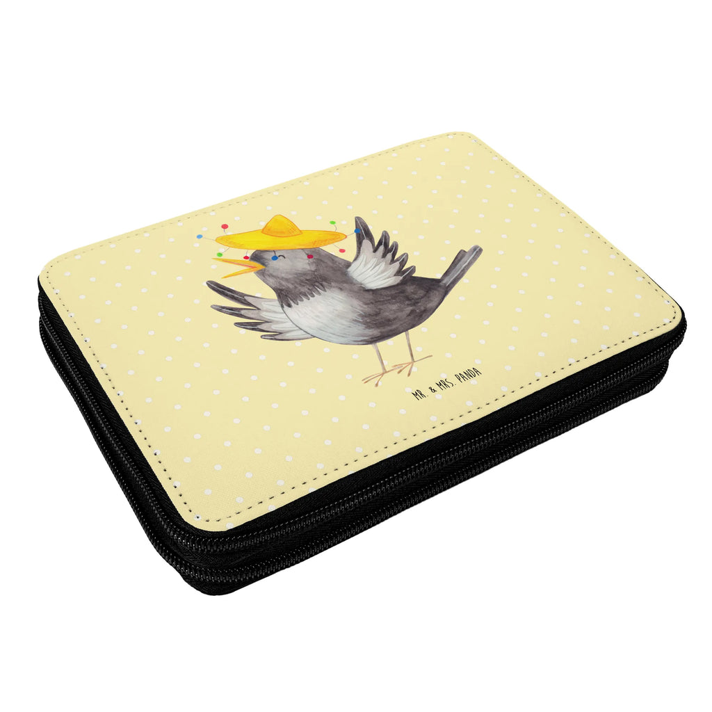 Federmappe Rabe Sombrero Einschulung, Stifterolle, Geschenk, Büro Stifte Etui, Grundschule, Federmappe, Schüler, Kinder Federmappe, Federmäppchen, Federmäppchen bedruckt, Schule, Kind, Stifte Etui, Federmappe Einschulung, Bestückte Federmappe, Schülerin, Motiv, Stiftetasche, Tiermotive, Gute Laune, lustige Sprüche, Tiere, Spruch positiv, Elster, Glück Spruch, Vögel, Vogel, Motivation, froh, fröhlich sein, glücklich sein, Rabe