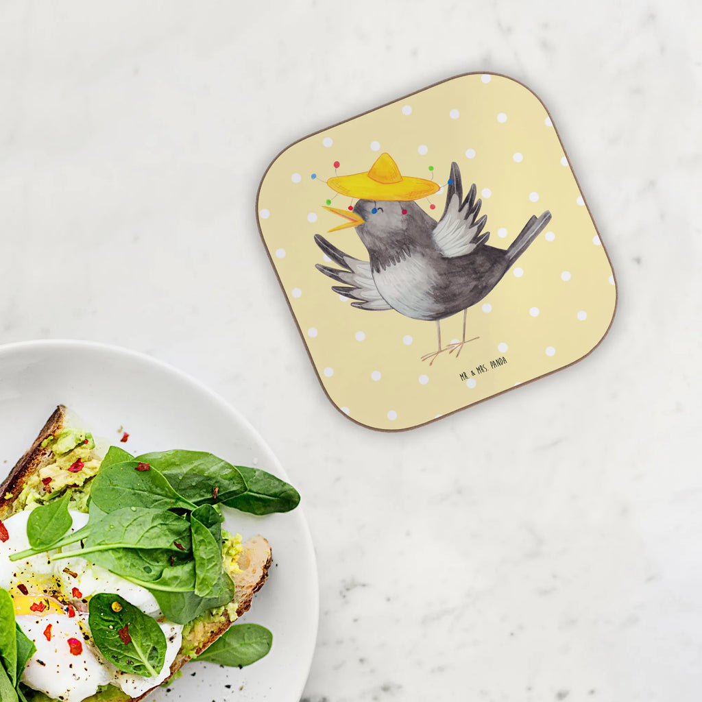 Untersetzer Rabe Sombrero Untersetzer Holz, Getränkeuntersetzer, Untersetzer für Gläser, Glasuntersetzer, Holzuntersetzer, Tassen Untersetzer, Untersetzer Design, Untersetzer, Untersetzer Gläser, Bierdeckel, Korkuntersetzer, Untersetzer aus Holz, Tiermotive, Gute Laune, lustige Sprüche, Tiere, froh, Motivation, Elster, glücklich sein, Rabe, Spruch positiv, Vögel, Vogel, Glück Spruch, fröhlich sein