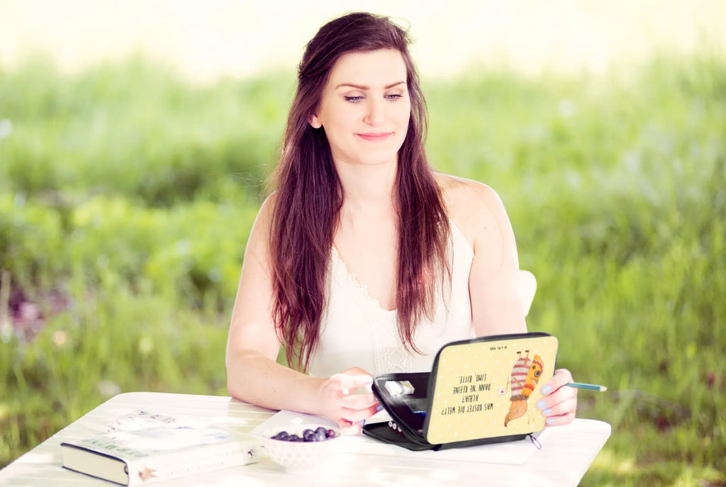 Federmappe Nachtfalter Fähnchen Stifterolle, Kinder Federmappe, Einschulung, Schule, Bestückte Federmappe, Schülerin, Schüler, Federmappe Einschulung, Büro Stifte Etui, Stifte Etui, Geschenk, Federmäppchen bedruckt, Motiv, Federmäppchen, Grundschule, Kind, Federmappe, Stiftetasche, Tiermotive, Gute Laune, lustige Sprüche, Tiere, Küche Deko, Käfer, Spruch witzig, niedlich, süß, Spruch lustig, Was kostet die Welt, Nachtfalter