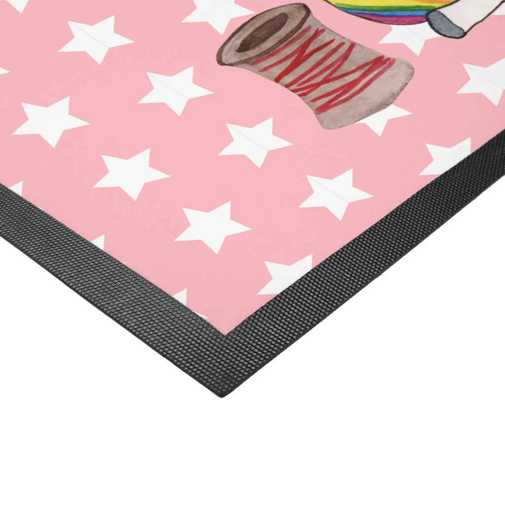 Fußmatte Einhorn Näherin Abtretmatte, fußmatte, Fussmatte, Schmutzfänger, außenmatte, Schmutzmatte, Schmutzfangmatte, Türvorleger, schmutzfangmatten, Fußabstreifer, Eingangsteppich, Türmatte, abstreifer, Abtreter, türmatten, hausmatte, Haustürmatte, flurmatte, Sauberlaufmatte, sauberlaufmatten, Fußmatten, matte haustür, Eingangsmatte, Schuhabstreifer, Schmutzfangteppich, Fußabtreter, Einhorn, Einhörner, Einhorn Deko, Unicorn, Basteln, Freundin, Häkeln, Mädchen, Nähen, Nähzimmer, Näherin, Stricken