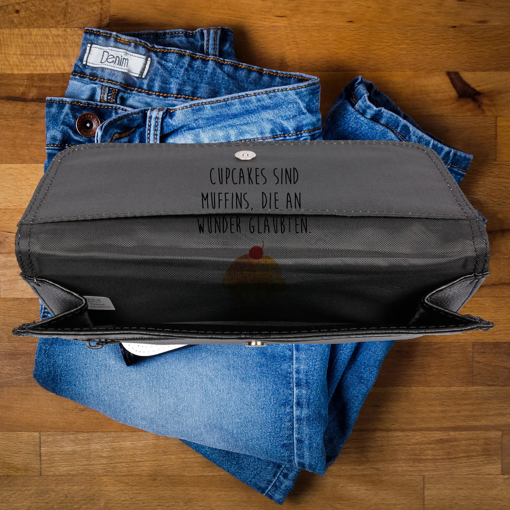 Damen Portemonnaie Cupcake Damen Portemonnaie, Geldbörse Mit Fach Damen, Damengeldbeutel, Damen Geldbeutel, Kartenetui Damen, Etui Geldbörse Damen, Geldbörse Mit Clipverschluss Damen, Geldbörse Aus Kunstleder Damen, Veganes Portemonnaie Damen, Frauen Geldbörse, Münzbörse Damen, Portmonee Damen, Portemonnaie Mit Kartenfächern Damen, Frauen Brieftasche, Leder Portemonnaie Damen, Geldbörse Mit Zipper Damen, Brieftasche Damen, Geldbörse Mit Handgelenksschlaufe Damen, Portmonnaie Damen, Damen Geldtasche, Clutch Portemonnaie Damen, RFID Portemonnaie Damen, Damen Geldbörse, Damengeldbörse, XXL Portemonnaie Damen, Geldbörse Aus Leder Damen, Mini Geldbörse Damen, Geldbörse Aus Stoff Damen, Reißverschluss Portemonnaie Damen, Portemonnaie Mit Reißverschluss Damen, Münzgeldbörse Damen, Geldbörse Mit Druckverschluss Damen, Designer Portemonnaie Damen, Portemonnaie für Damen, Slim Portemonnaie Damen, Kartenhalter Damen, Hochwertiges Portemonnaie Damen, Portemonnaie Mit Münzfach Damen, Tiermotive, Gute Laune, Lustige Sprüche, Tiere, Wunder, Küche Deko, Motivation Sprüche, Cupcakes, Backen Geschenk, Geschenk Koch, Küche Spruch, Muffin