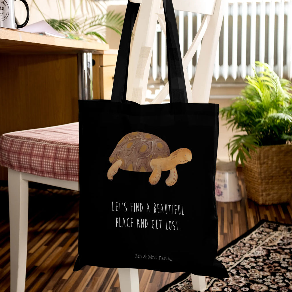 Tragetasche Schildkröte Marschieren dokumententasche, Jutetasche, henkeltasche baumwolle, Stoff-Tragetasche, Henkeltasche, totebag, Freizeittasche, Schultasche, Beutel, Tasche, Schulbeutel, umhängetasche baumwolle, Jutebeutel, Einkaufstasche, festivaltasche, Shopping Tasche, umhängebeutel, canvas tasche, Tote Bag, universaltasche, Baumwoll-Shopper, Baumwollbeutel, einkaufsshopper, Einkaufsbeutel, Büchertasche, campus tasche, Tüte, Uni Tasche, schultertasche baumwolle, Baumwoll-Tragetasche, Schultertasche, stoff shopper, tragbeutel, tragetasche baumwolle, Stofftasche, Unitasche, schulterbeutel, Alltagstasche, Shopper, Umhängetasche, Laptoptasche, textiltasche, beutel baumwolle, festival tasche, baumwoll shopper, Stoffbeutel, Einkaufstüte, freizeitbeutel, stofftasche baumwolle, tasche baumwolle, textilbeutel, einkaufstasche baumwolle, studententasche, Baumwolltasche, Tragetasche, Strandtasche, Urlaub, Meerestiere, Meer, Neustart, Motivation, Get Lost, Abenteuer, Reiselust, Schildkröten, Inspiration, Schildkröte, Lieblingsmensch